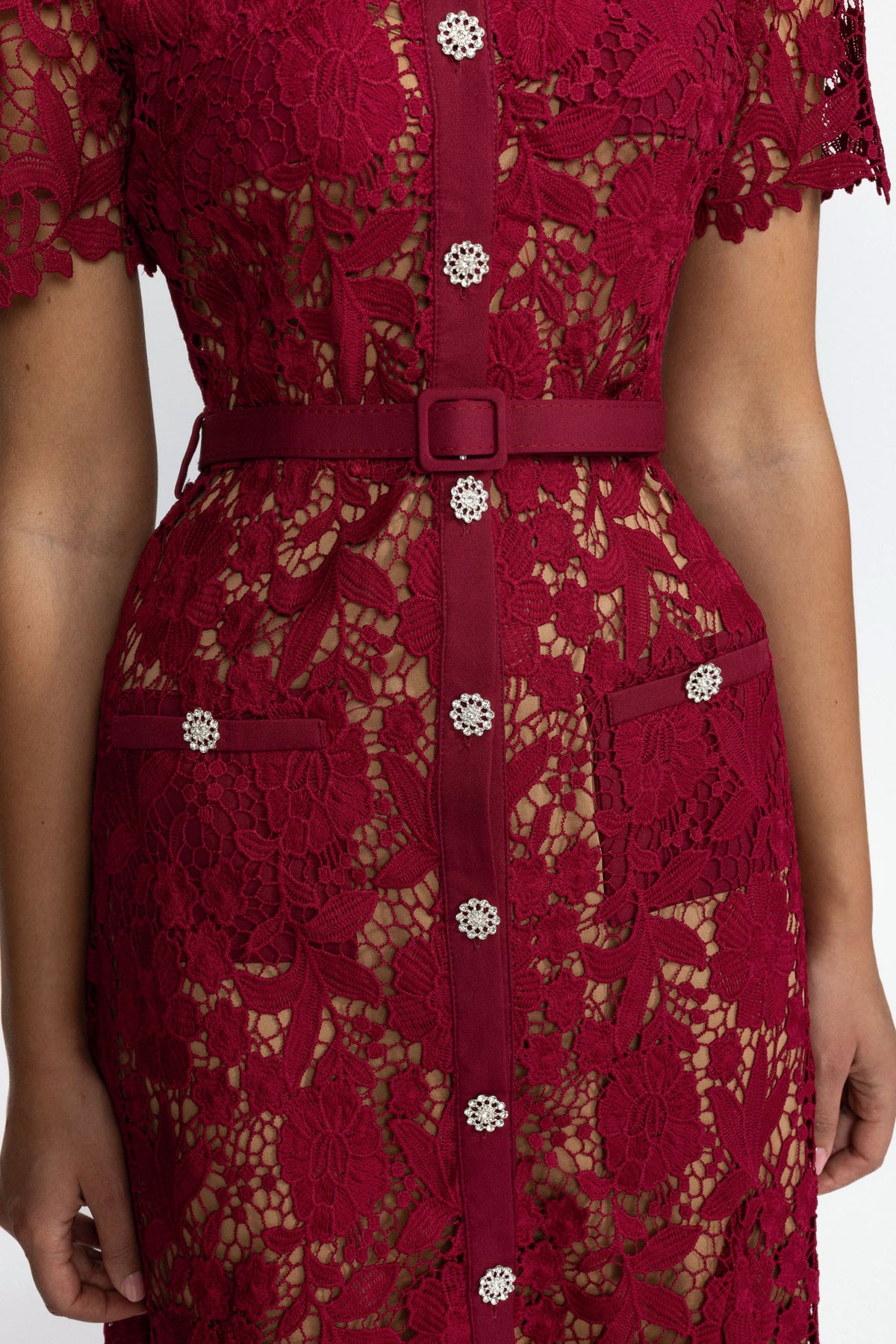 Rochie midi-cămașă din dantelă guipure cu nasturi din cristale - Burgundy 