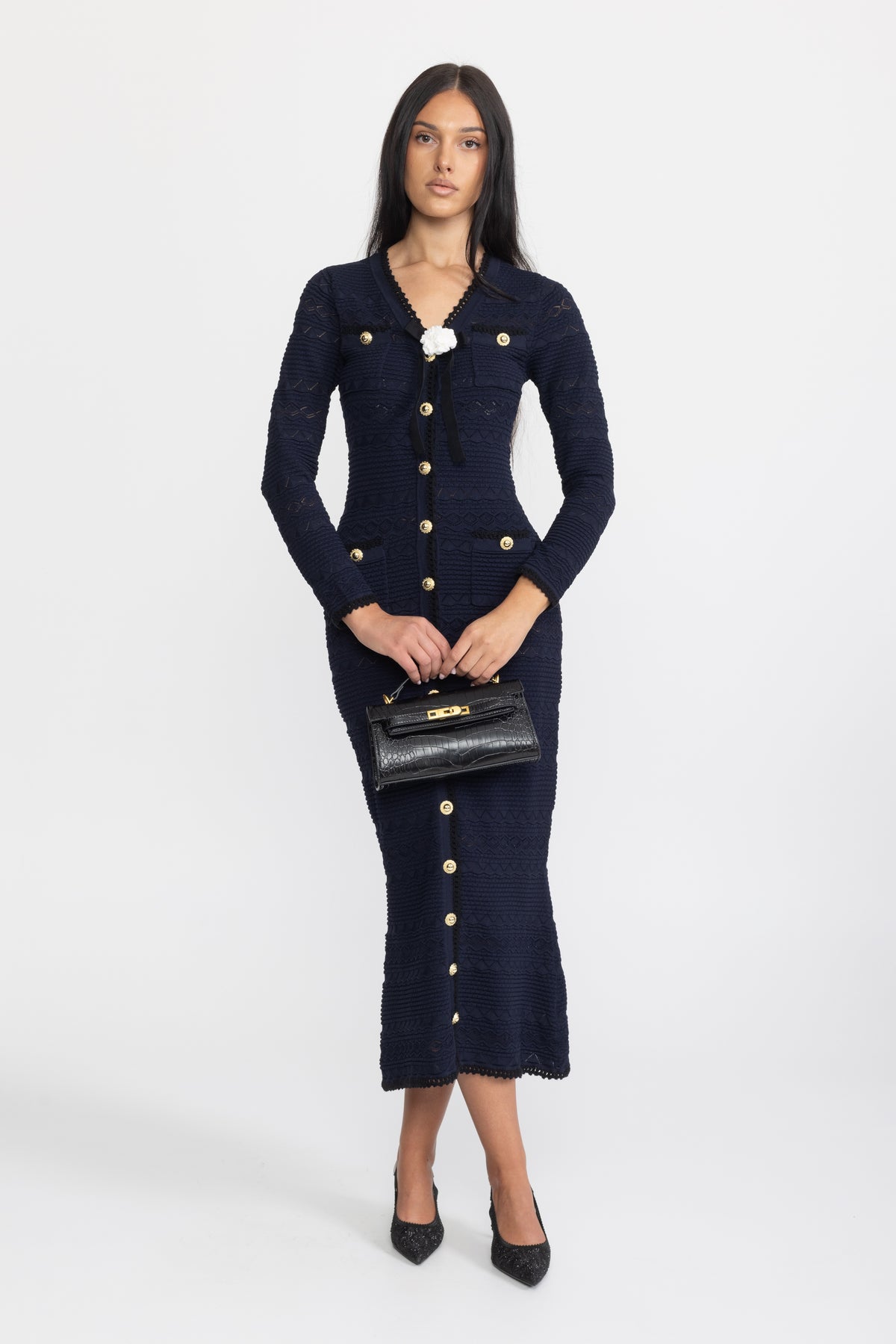 Rochie midi tricotată cu nasturi, bordură croșetată și broșă florală - bleumarin 