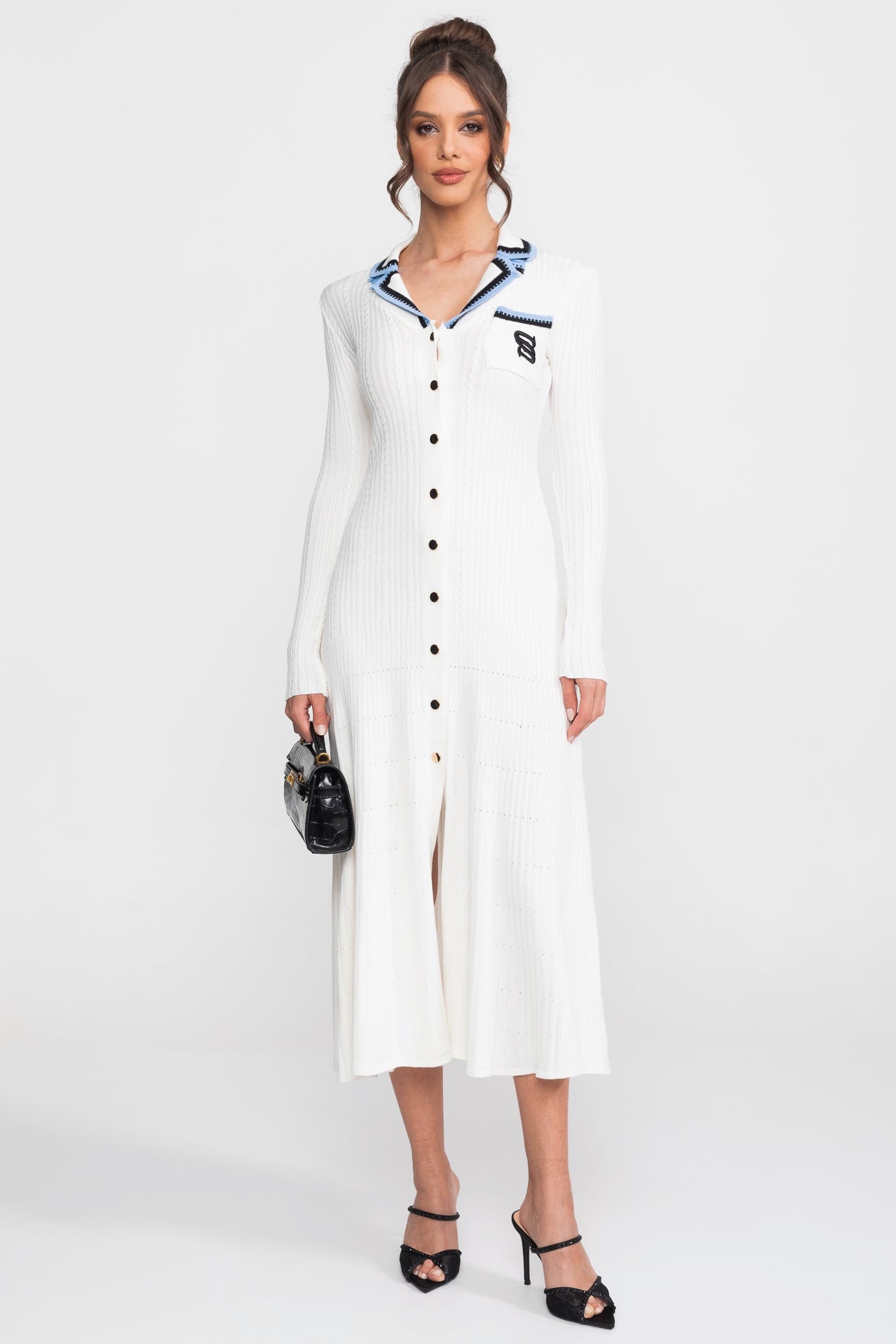 Rochie midi tricotată cu mânecă lungă, guler polo și patch cu monogramă - Albă 
