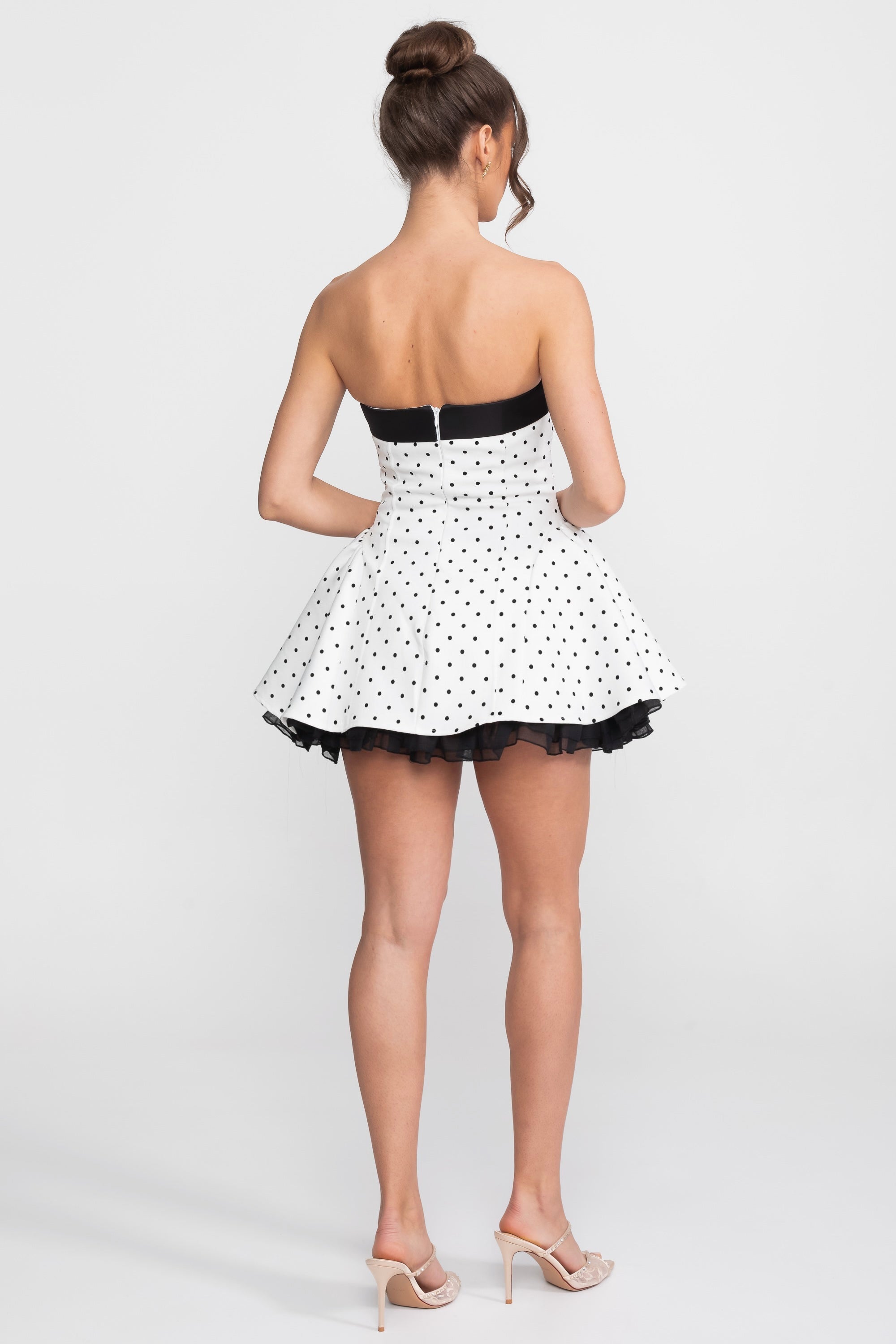 Rochie mini din catifea, fără bretele, cu fundă din satin și tiv cu volan - alb 