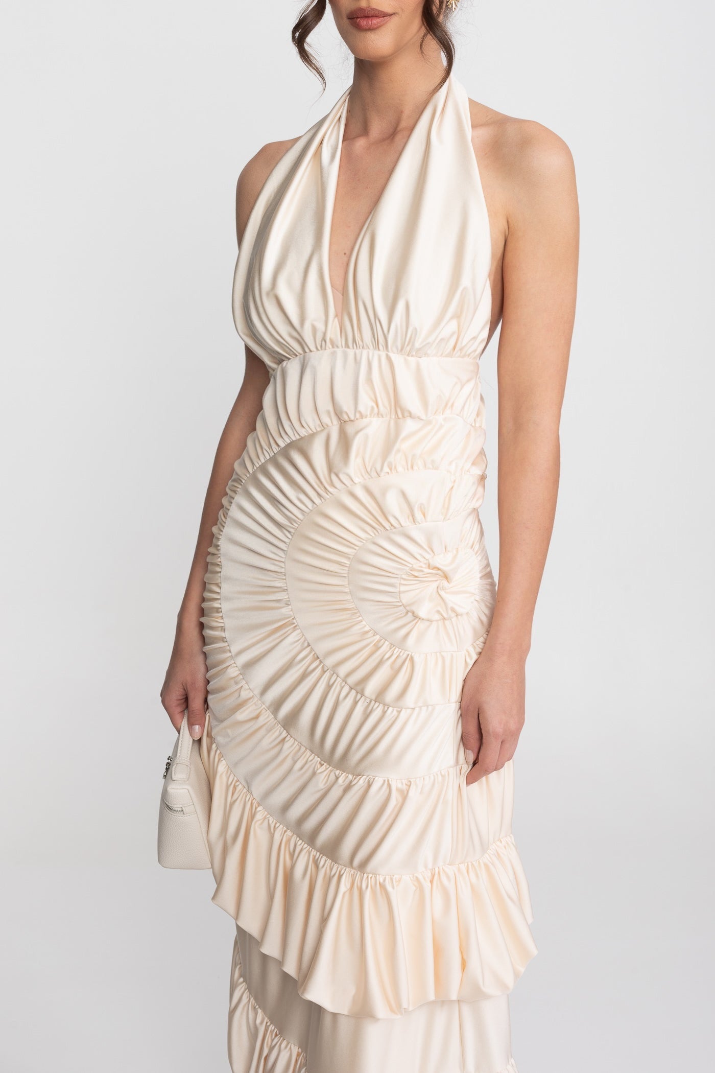 Rochie maxi halter cu bust plisat în evantai și fustă cu volane în straturi - Ivoire 