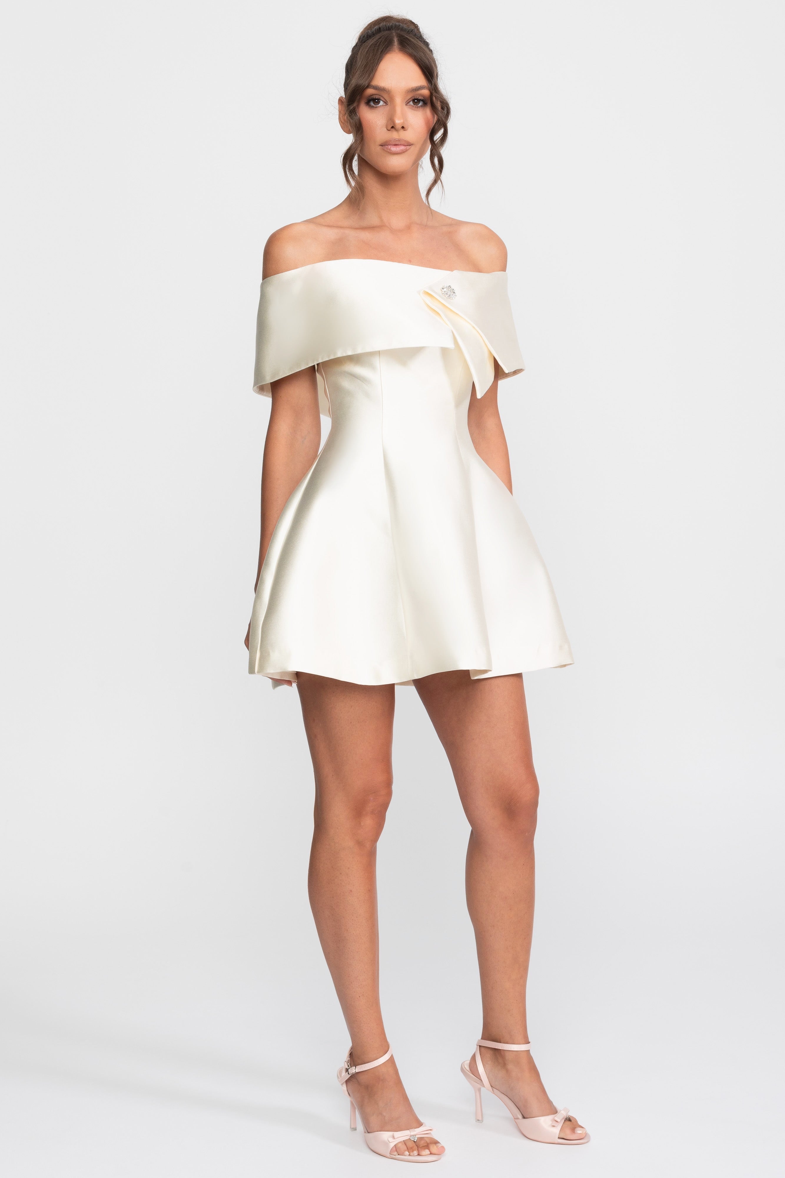 Rochie mini fit-and-flare cu umerii goi, cu broșă din cristale - Ivoire 