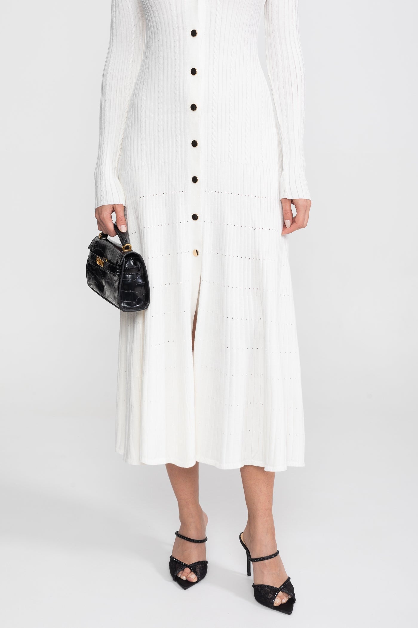 Rochie midi tricotată cu mânecă lungă, guler polo și patch cu monogramă - Albă 