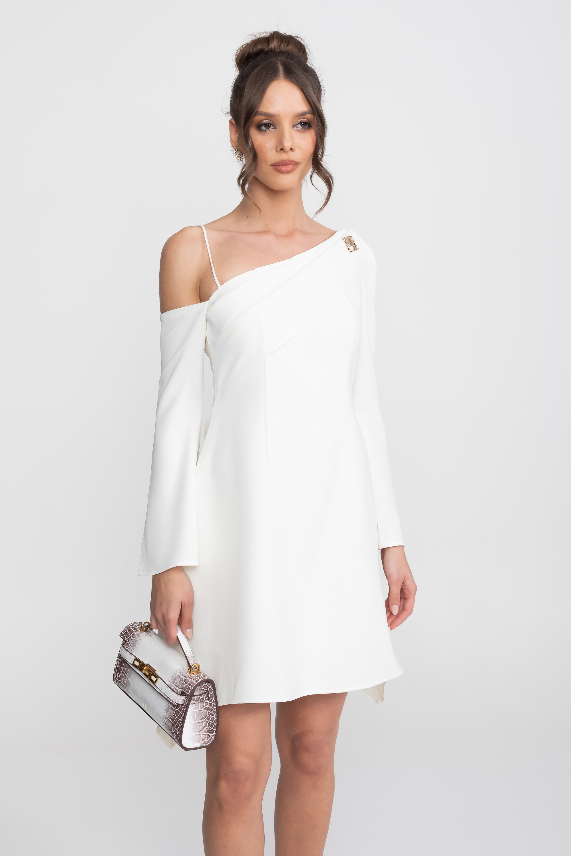 Rochie mini asimetrică cu umeri decupați, mâneci lungi și broșă aurie - Albă 