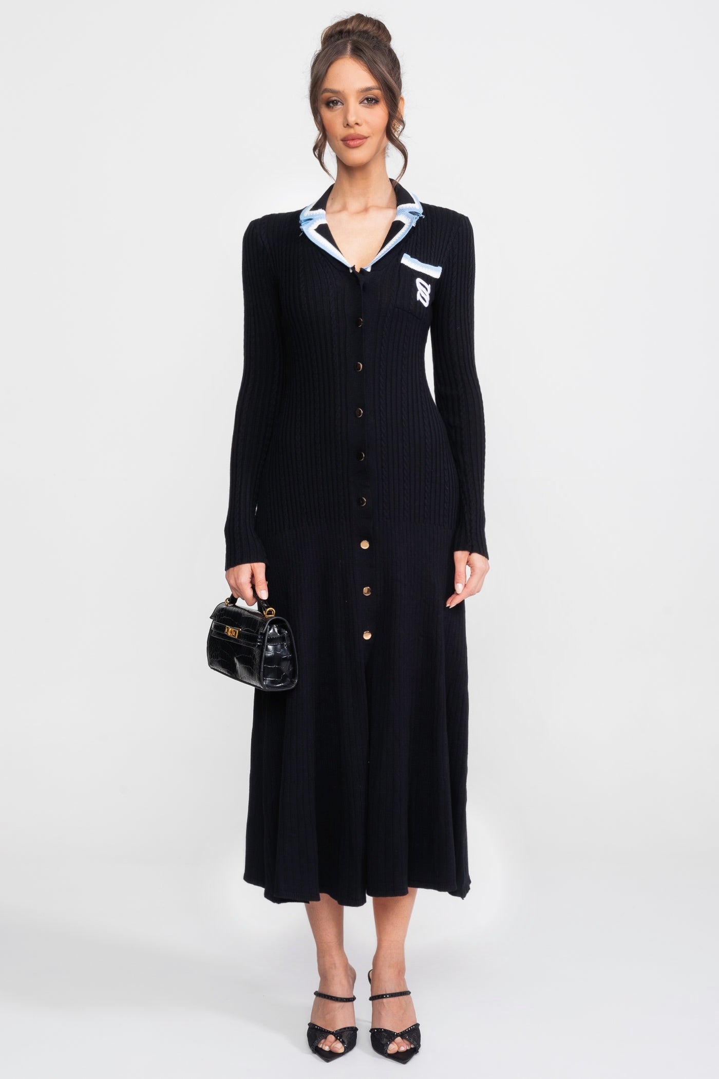 Rochie midi tricotată cu mânecă lungă, guler polo și petic cu monogramă - Negru 