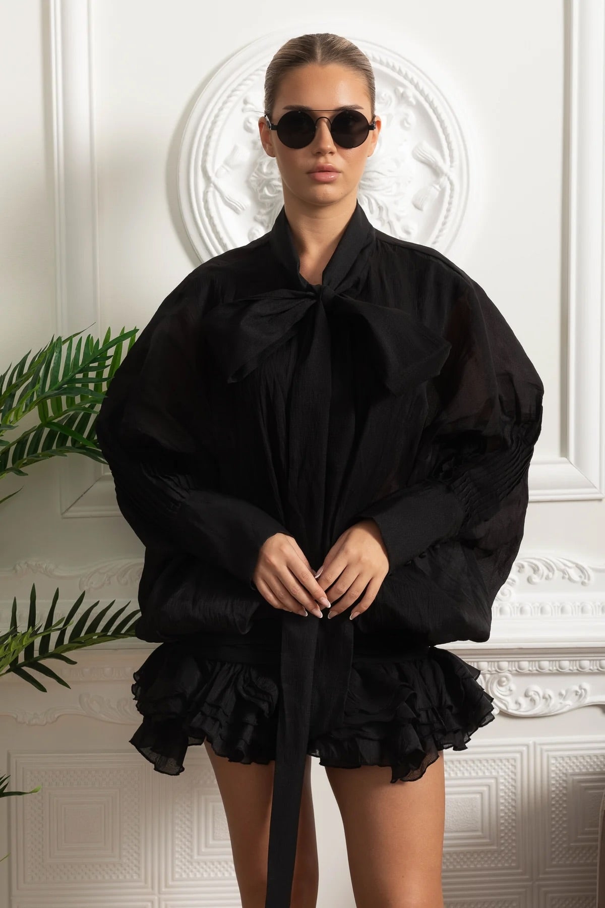 Rochie mini neagră cu volane și fundă la gât, din material transparent 