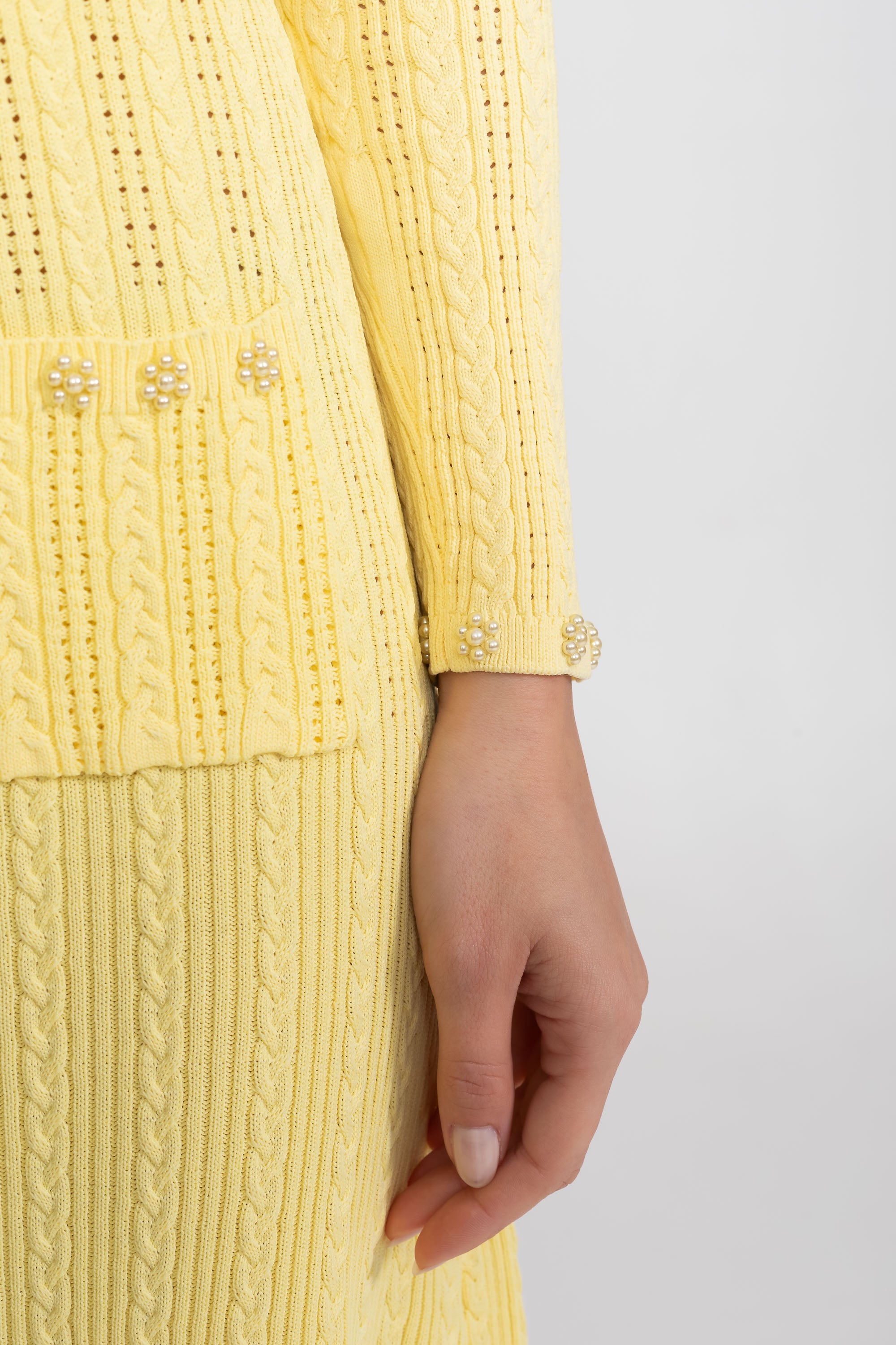Set Rochie Tricotată cu Dungi și Cardigan cu Detalii de Nasturi din Perle - Galben 