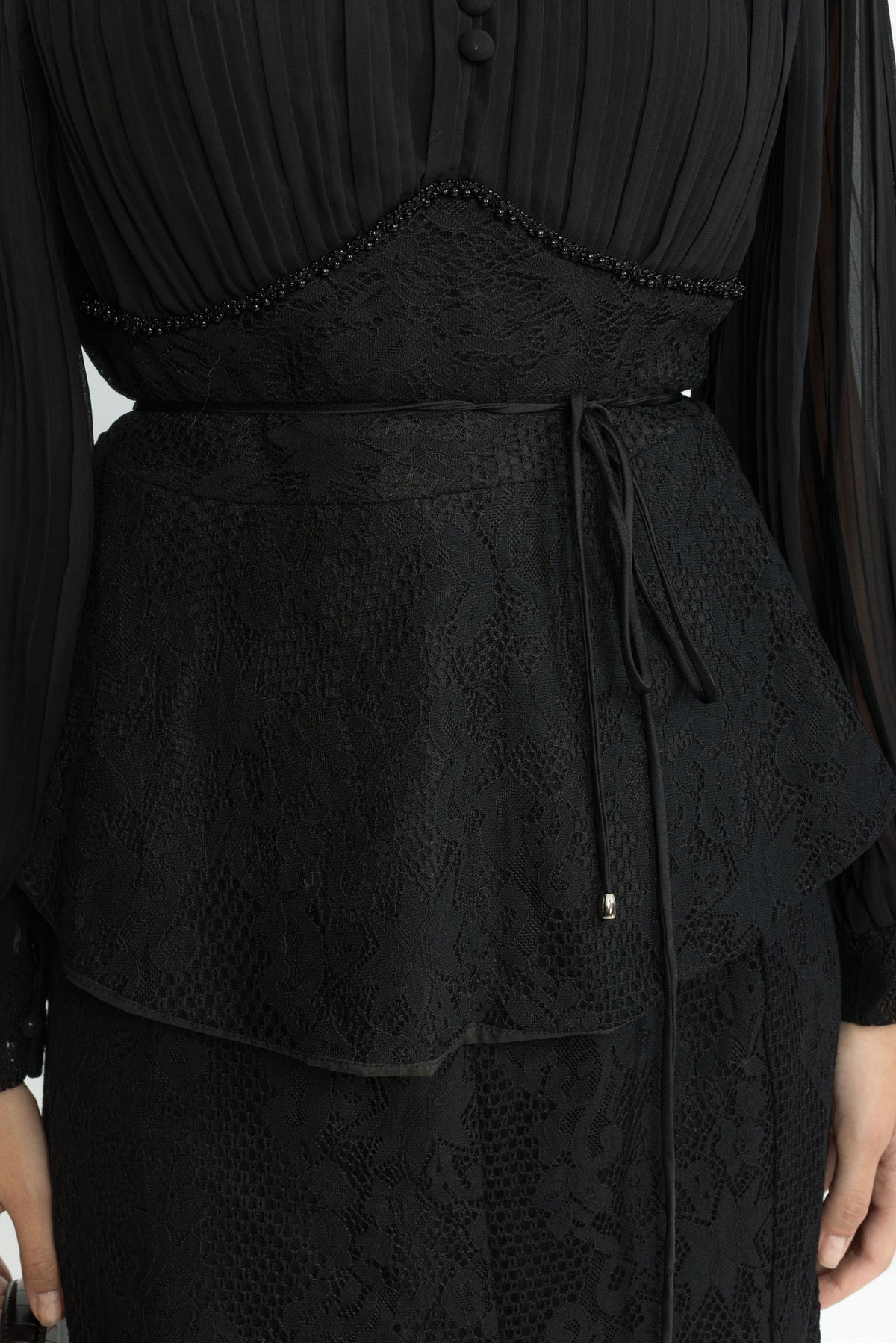 Set cu bluză peplum din șifon plisat și dantelă și fustă maxi - Negru 