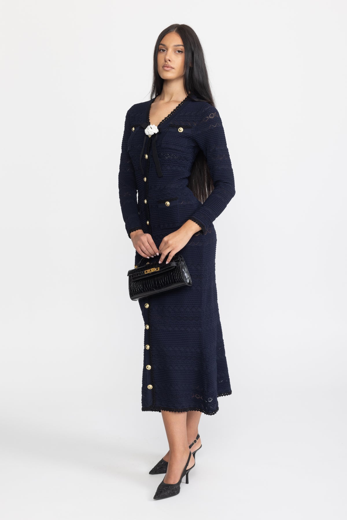 Rochie midi tricotată cu nasturi, bordură croșetată și broșă florală - bleumarin 