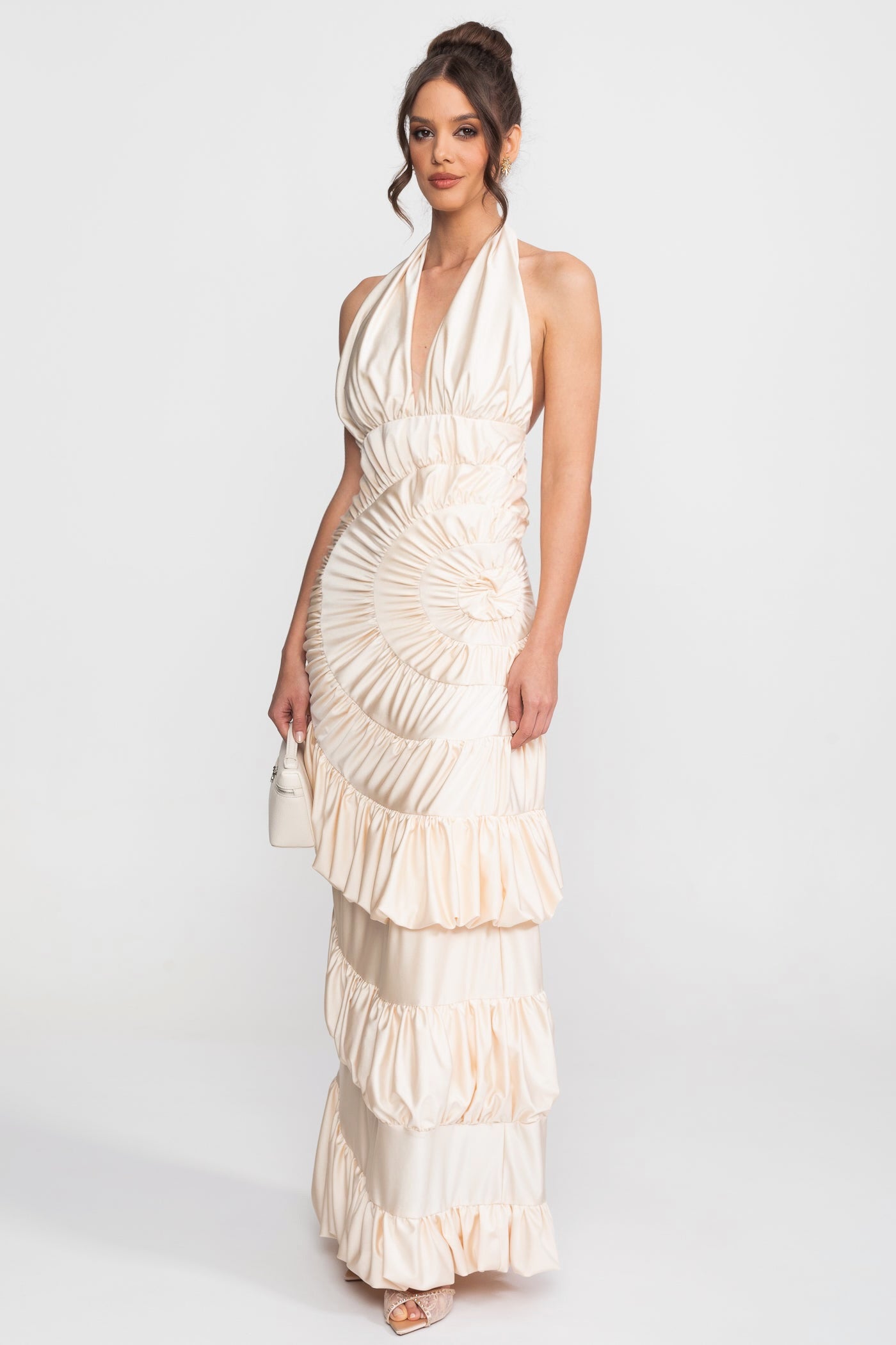 Rochie maxi halter cu bust plisat în evantai și fustă cu volane în straturi - Ivoire 