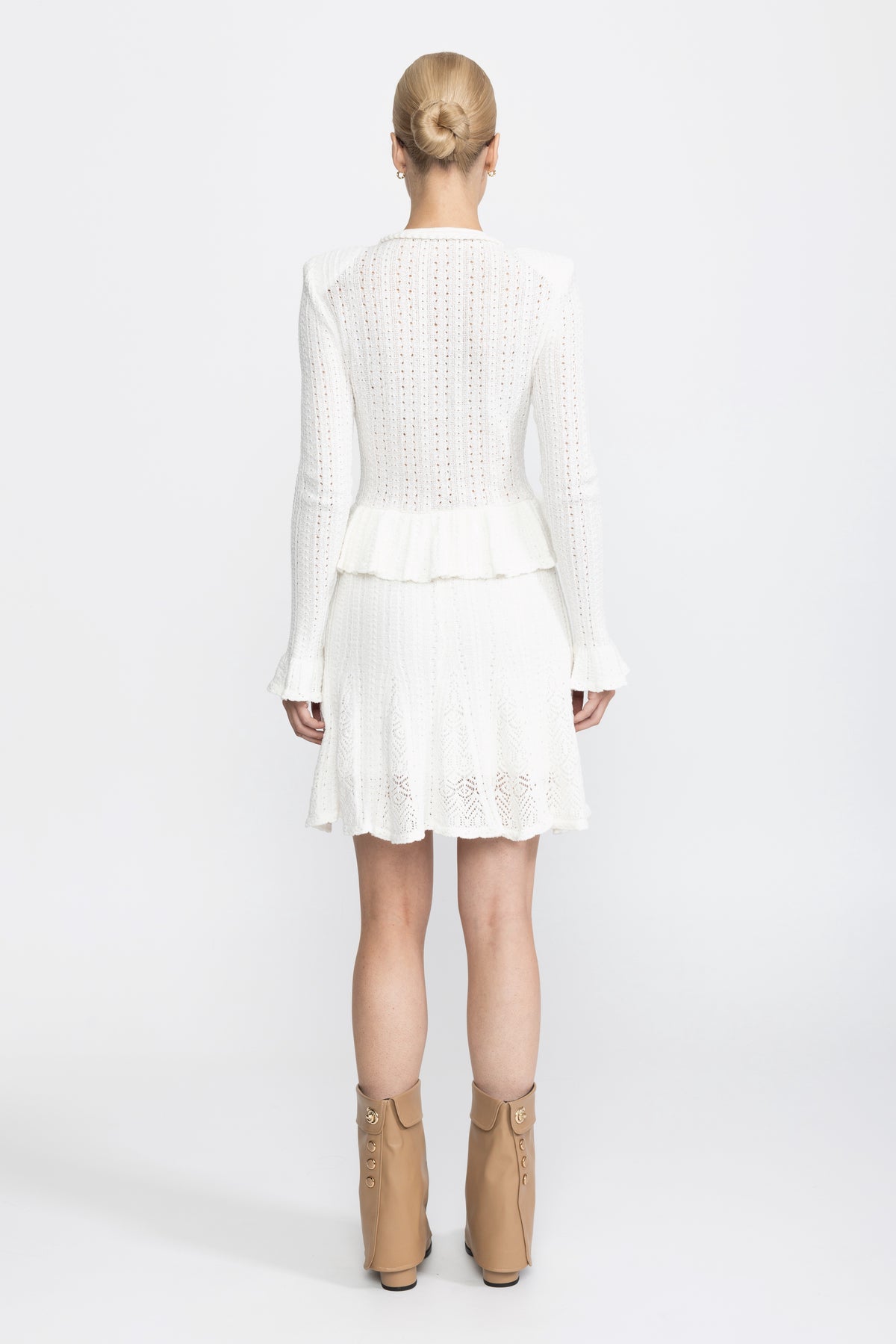 Rochie mini din tricot pointelle cu peplum și nasturi cu flori din perle - alb 