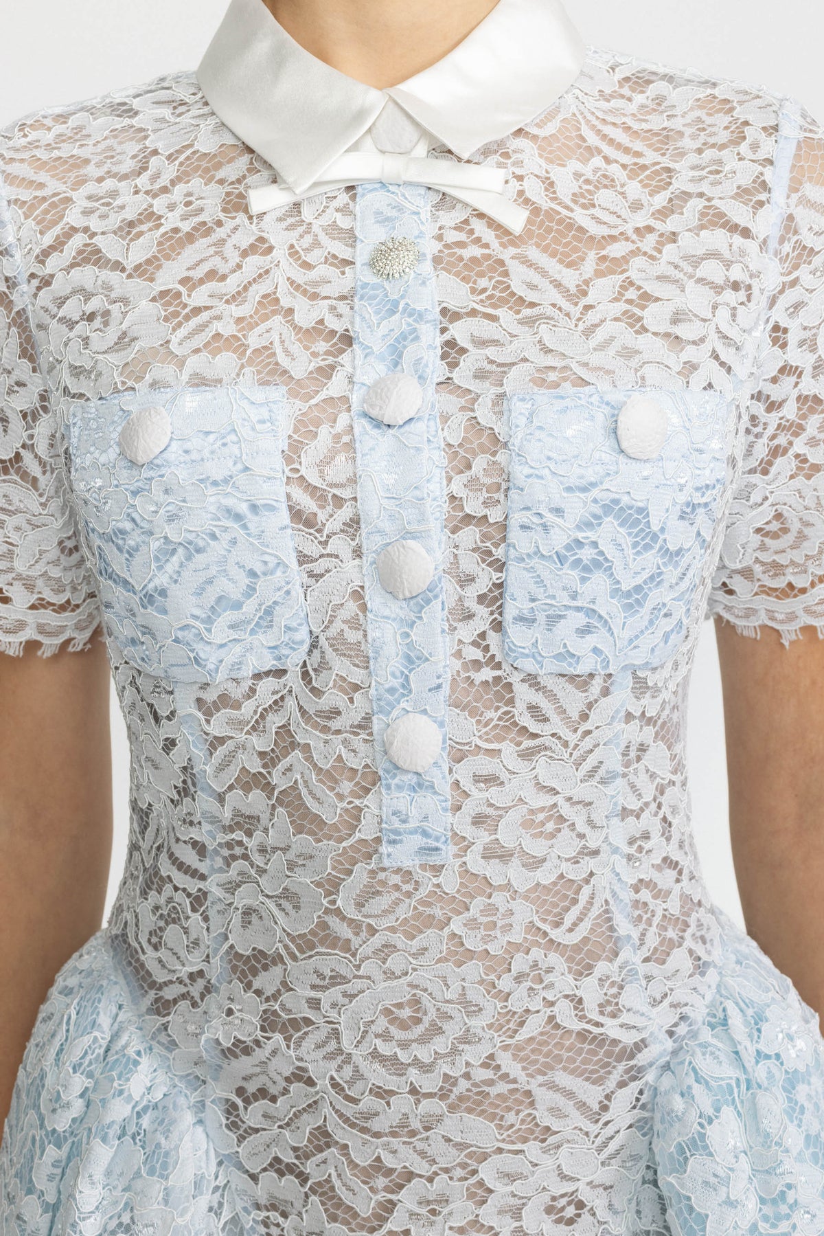 Rochie mini Bubble din dantelă cu guler din satin - bleu deschis 