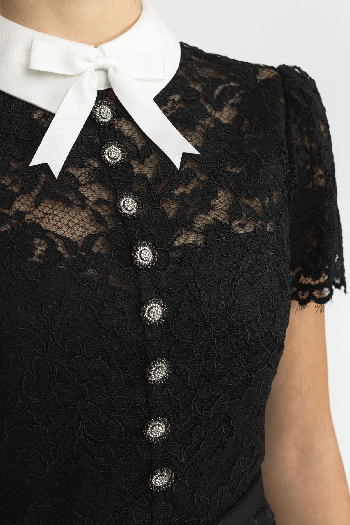 Rochie midi neagră cu guler cu fundă din dantelă cordonată 