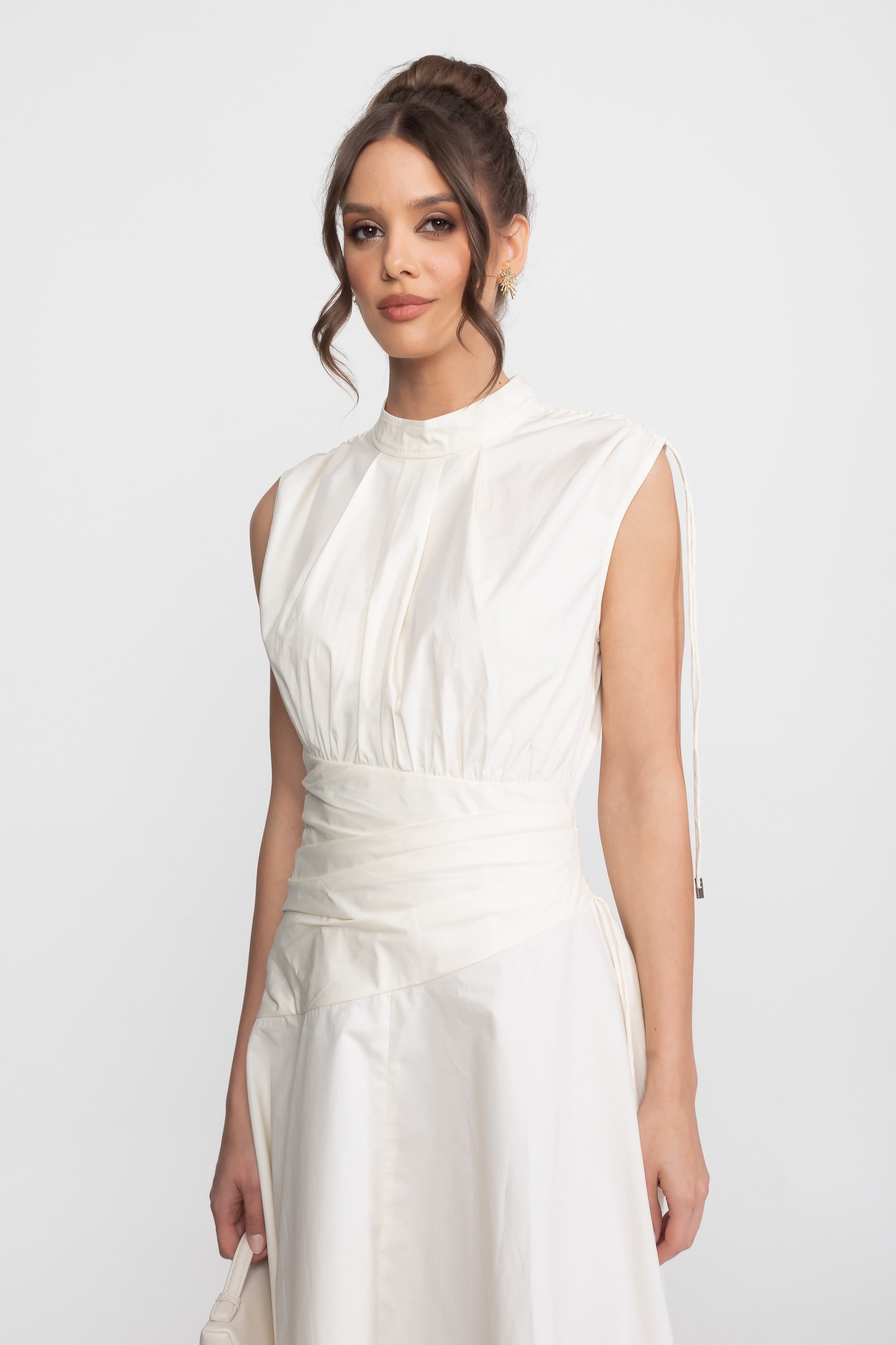 Rochie midi fără mâneci, asimetrică, cu talie drapată și tiv în colțuri, albă 