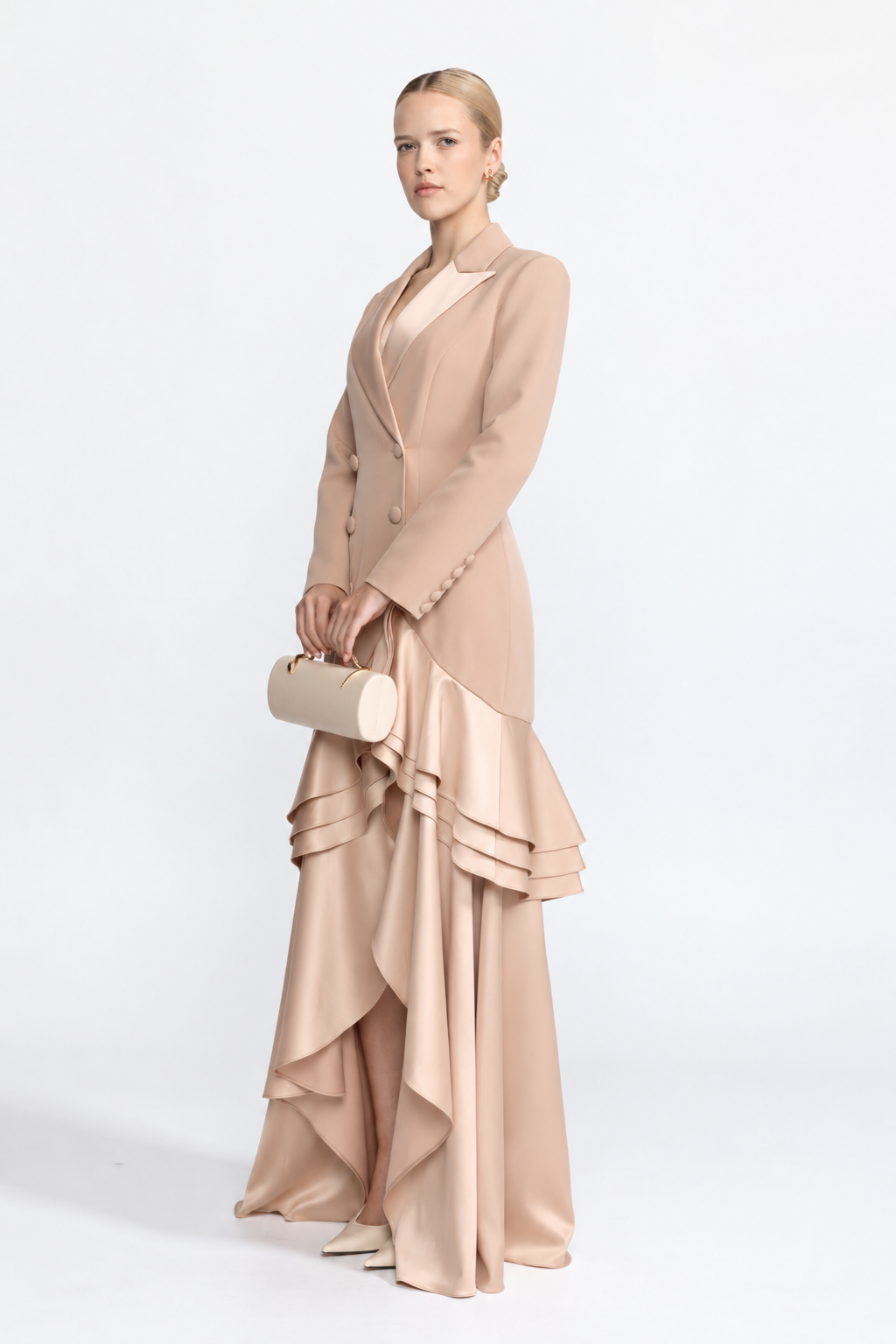 Rochie maxi blazer bej cu două rânduri de nasturi, tiv cu volane și satin 