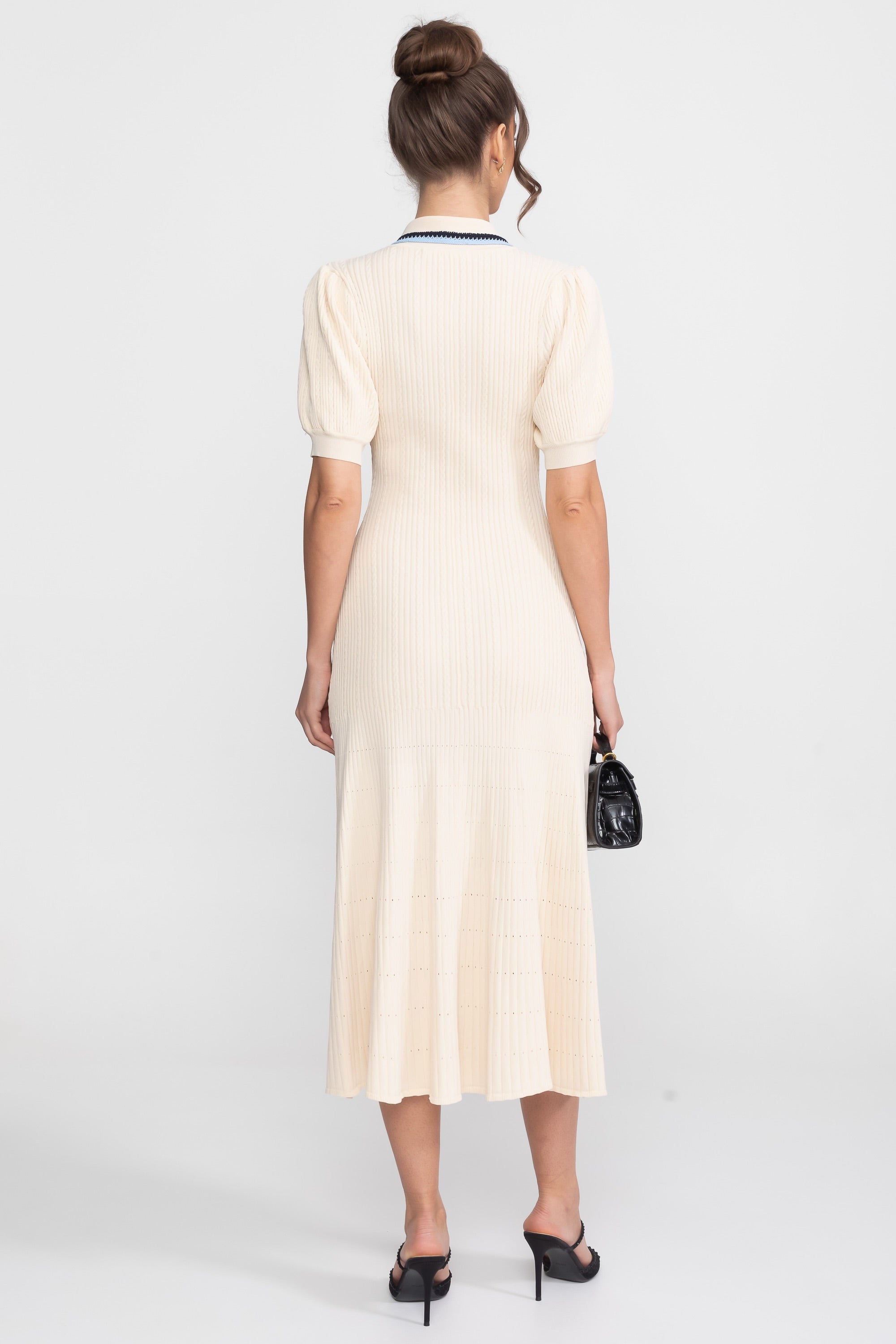 Rochie midi tricotată cu mânecă scurtă, guler polo și patch cu monogramă - crem 