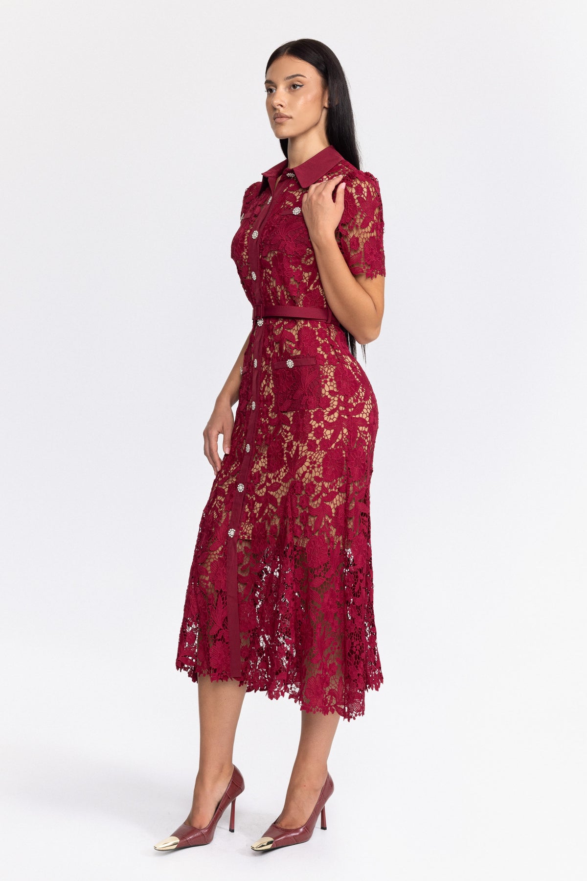 Rochie midi-cămașă din dantelă guipure cu nasturi din cristale - Burgundy 