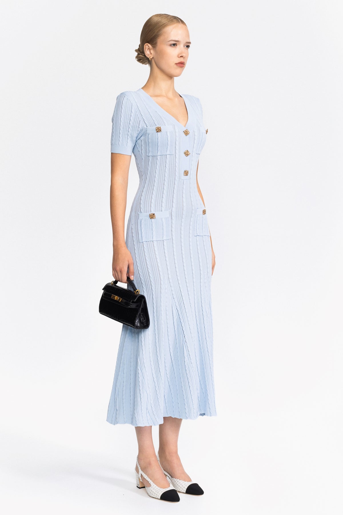Rochie midi din tricot cu model cablu și nasturi-bijuterie - albastru deschis 