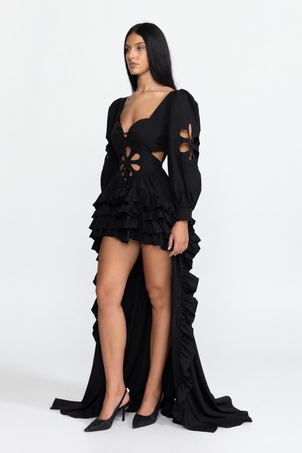 Rochie lungă neagră cu broderie, decupaje, mâneci bufante și volane high-low 