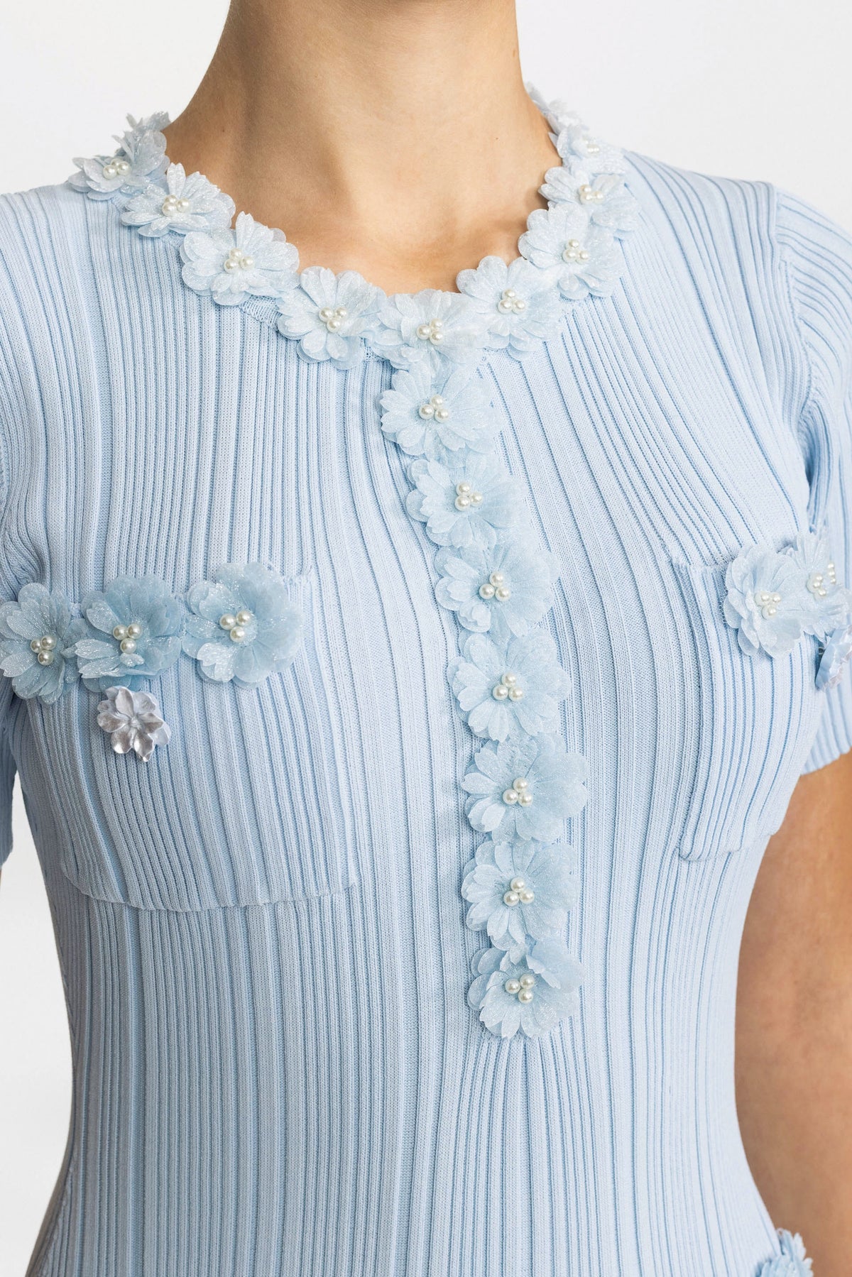Rochie midi din tricot reiato cu aplicație florală - bleu deschis 