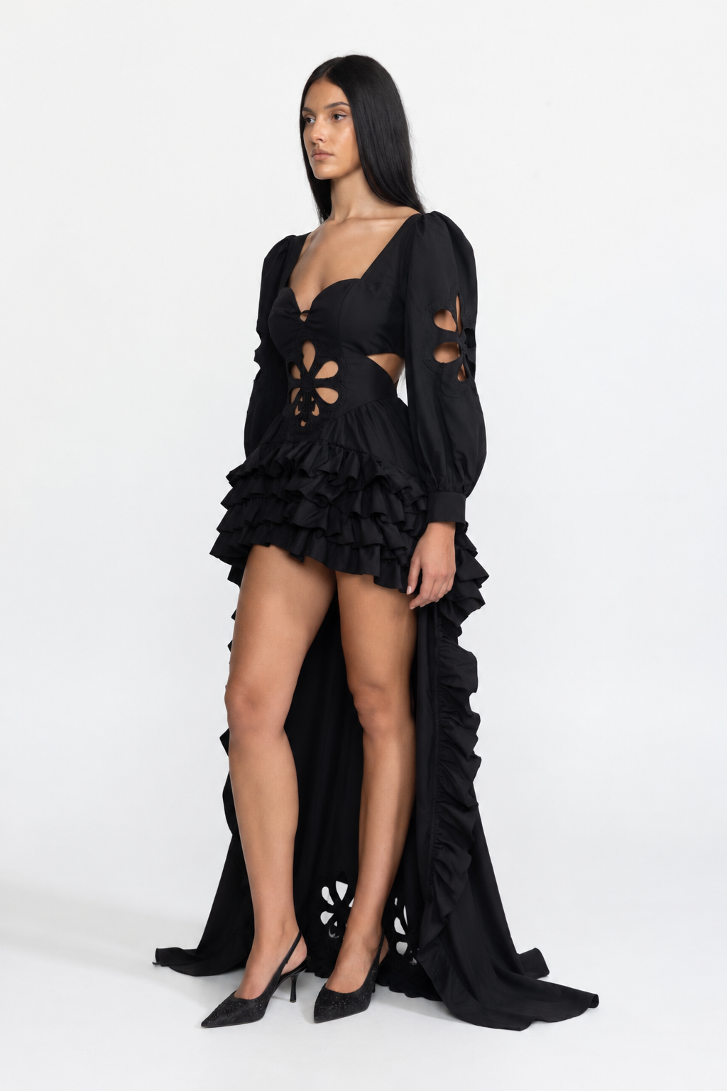 Rochie lungă neagră cu broderie, decupaje, mâneci bufante și volane high-low 