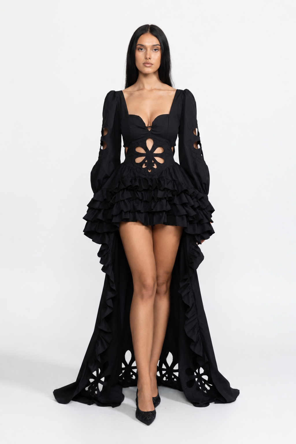 Rochie lungă neagră cu broderie, decupaje, mâneci bufante și volane high-low 