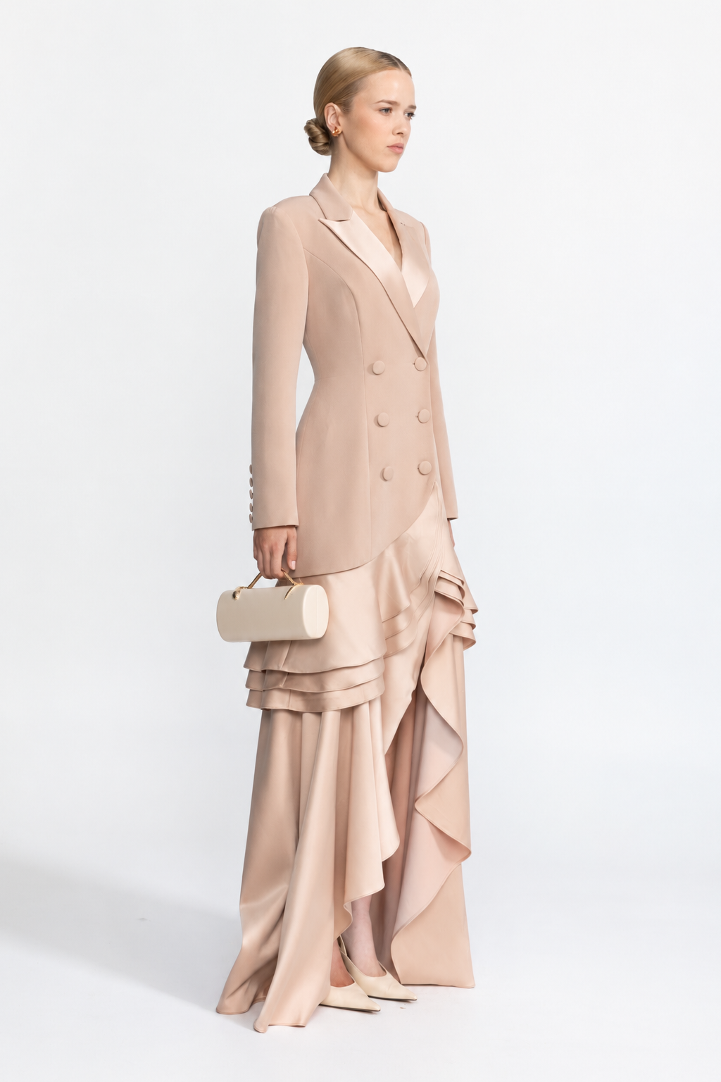 Rochie maxi blazer bej cu două rânduri de nasturi, tiv cu volane și satin 