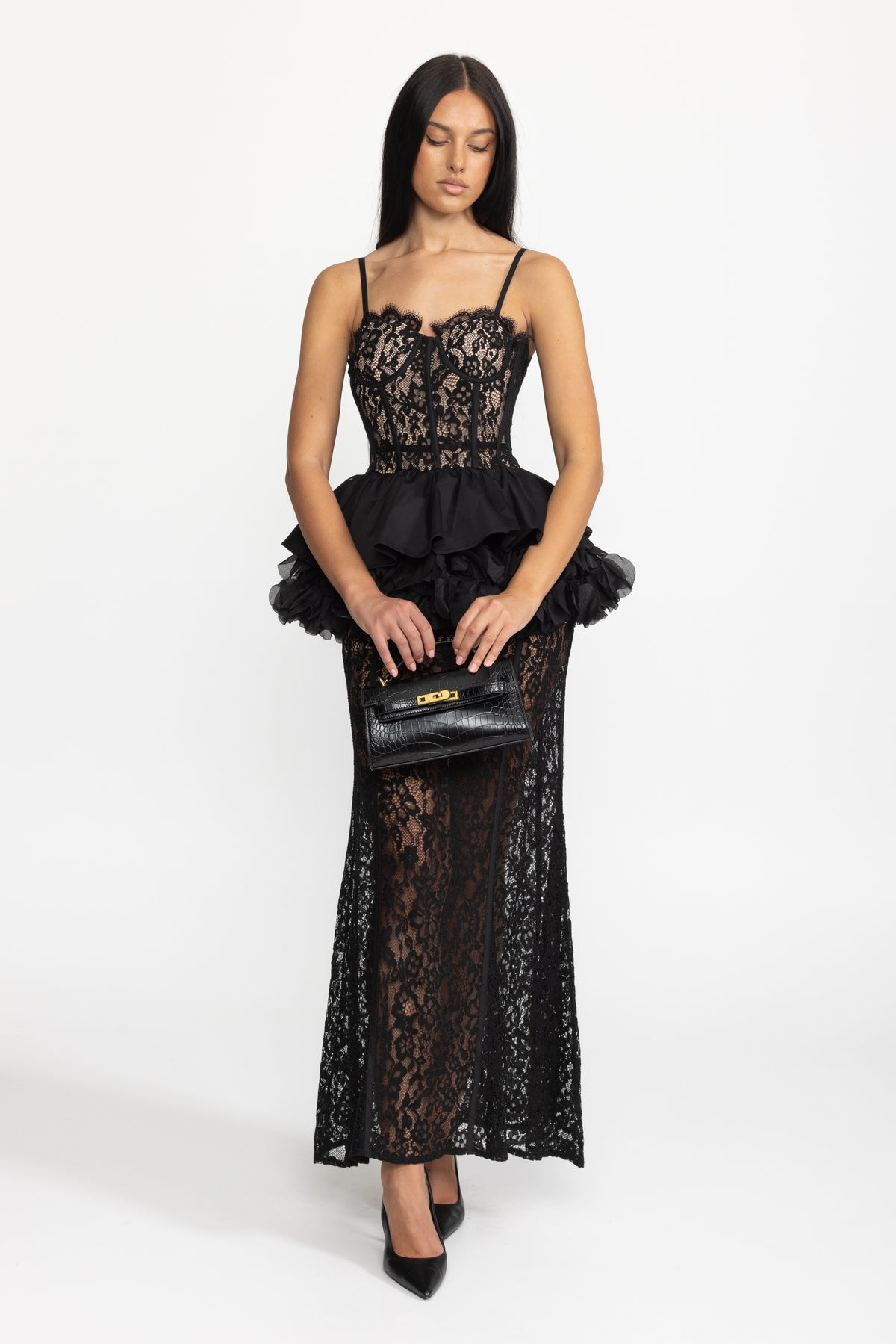 Rochie maxi neagră cu corset din dantelă, volane și peplum 
