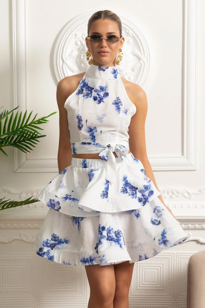 Set top crop floral cu guler halter și fustă mini cu volane suprapuse - Alb/baby blue 