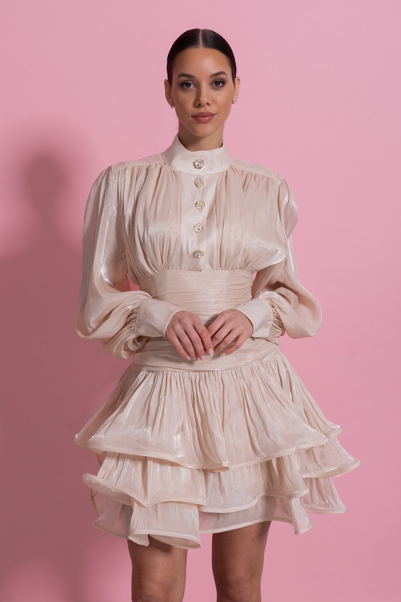 Rochie mini cu mâneci lungi strălucitoare și fustă cu volane în straturi - Șampanie 