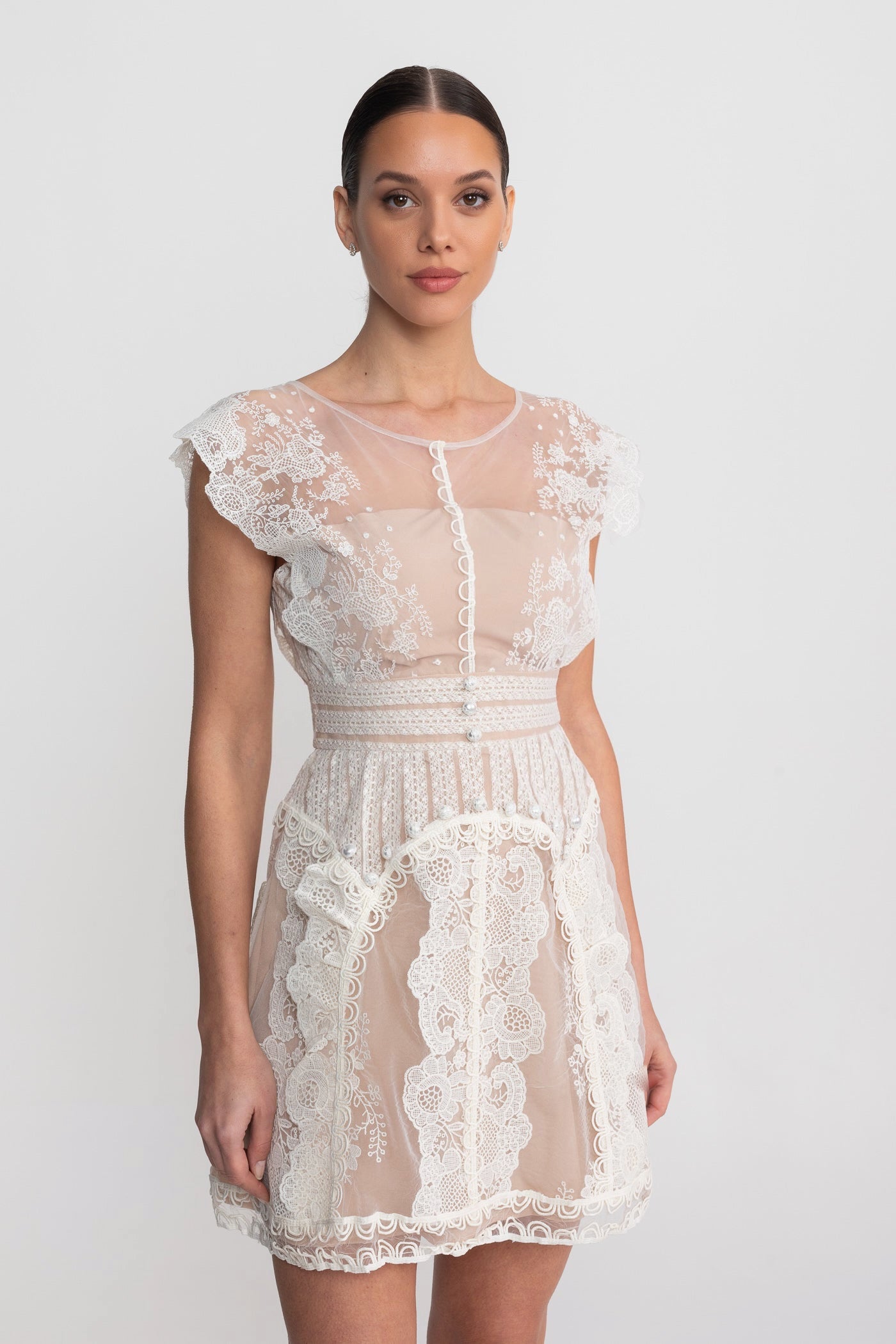 Rochie mini cu mâneci scurte, cu yoke transparent și detaliu cu nasturi de perlă - Ivoire 