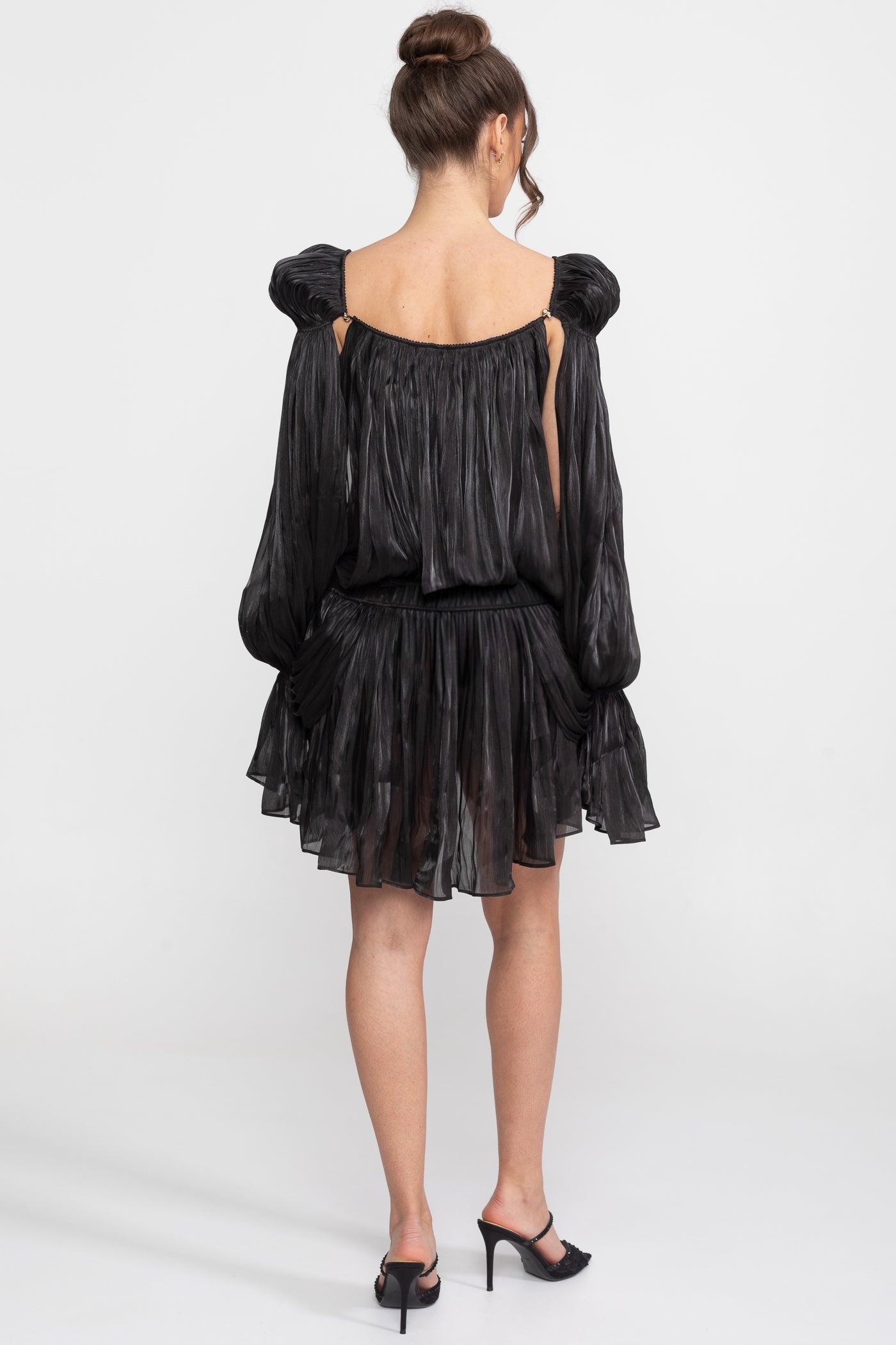 Rochie mini transparentă, drapată, cu mâneci tip cape și detaliu cu clips auriu - Negru 