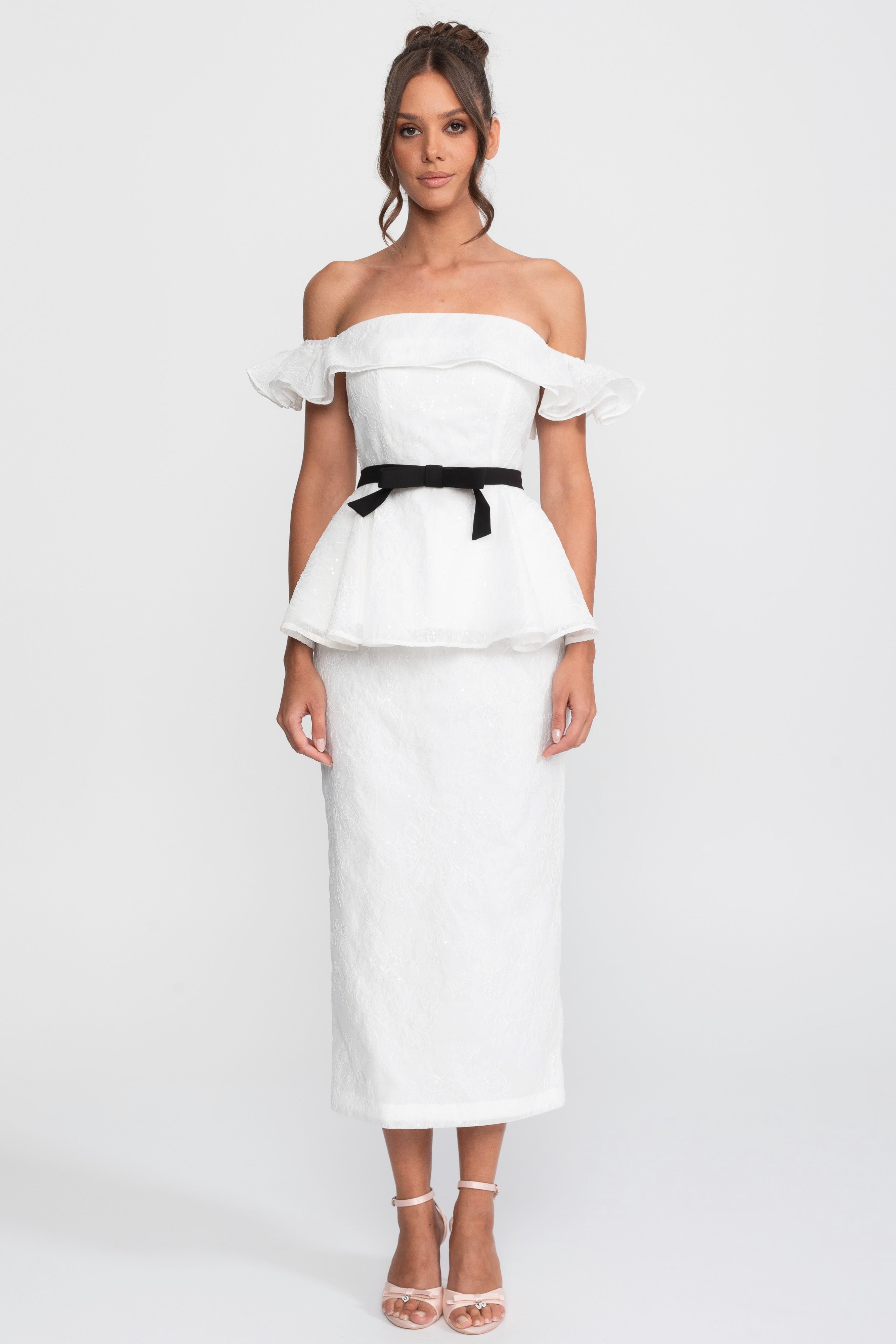 Set top și fustă cu decolteu pe umeri și peplum, cu curea din panglică neagră - Alb 