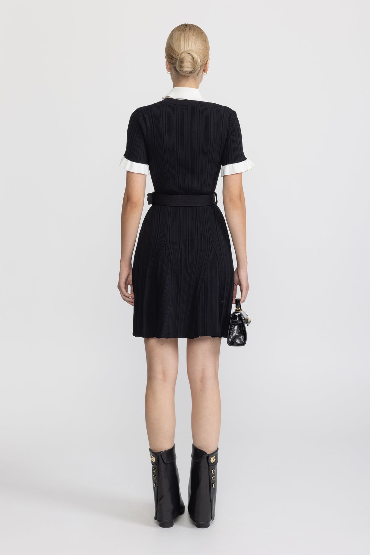Rochie mini din tricot reiat, cu guler contrastant și cordon în talie - negru 