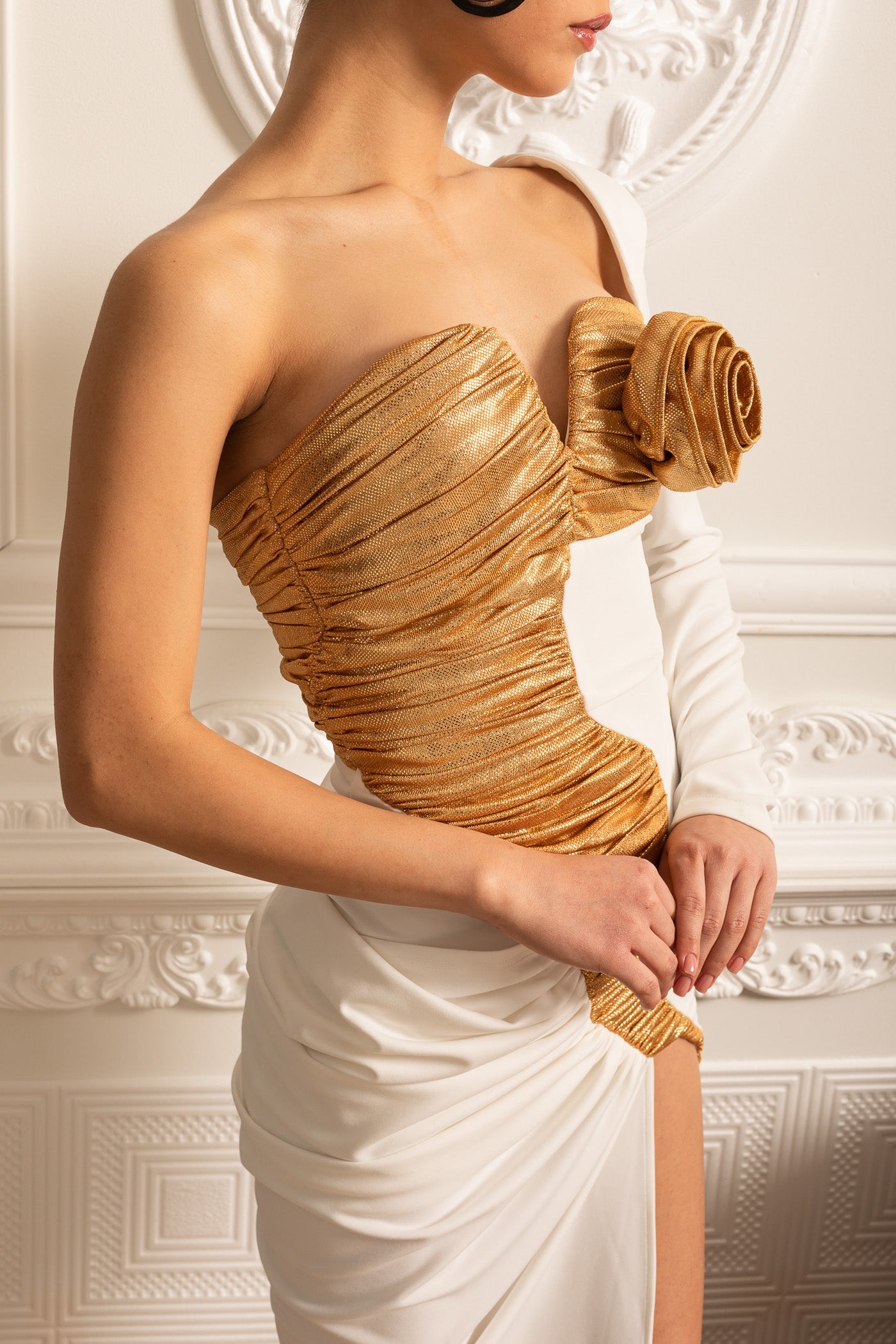 Rochie asimetrică cu detalii aurii drapate - Alb 