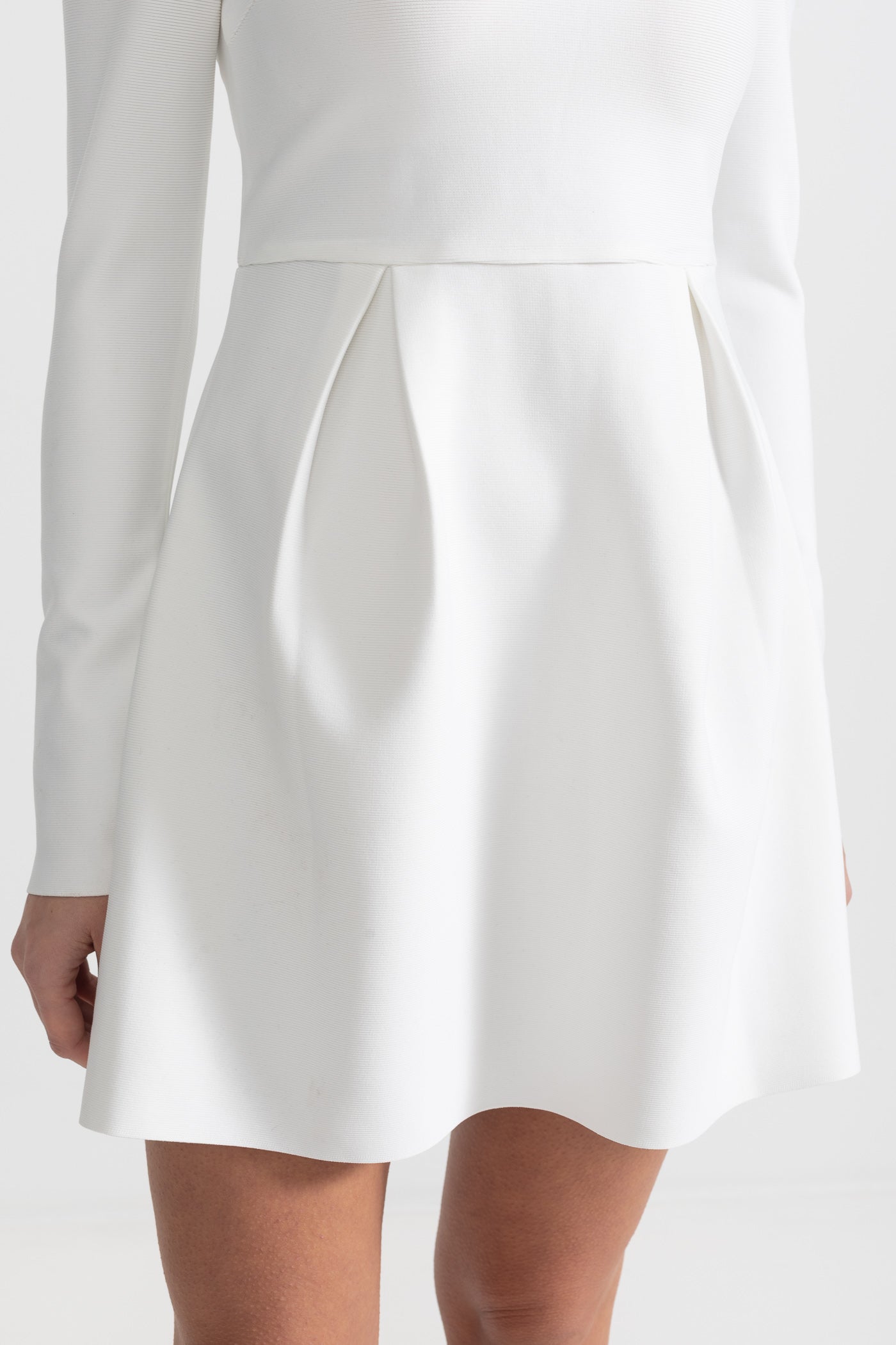 Rochie elegantă cu decolteu pătrat și detalii florale argintii - Alb 