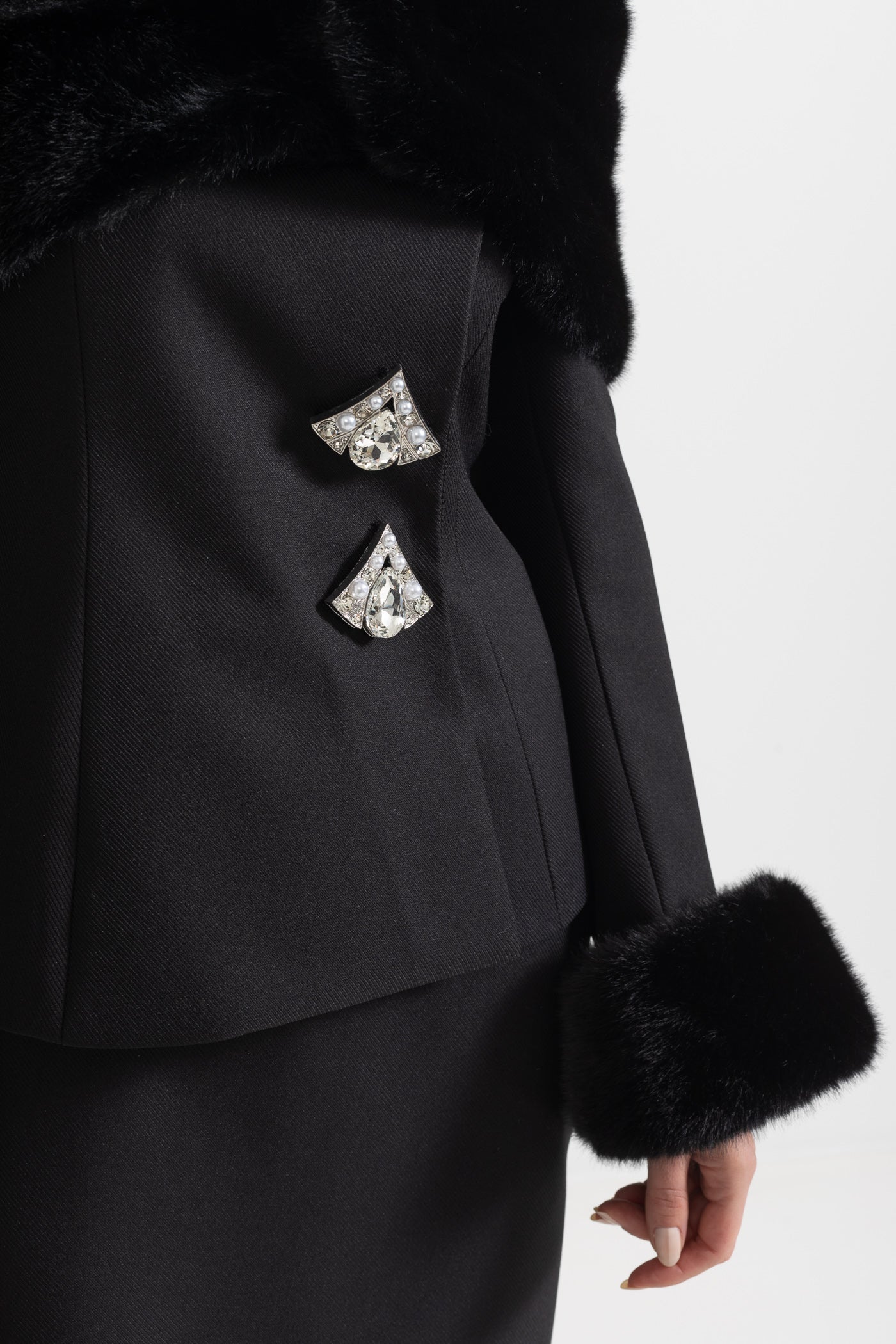 Ansamblu din două piese cu șal, manșete din blană artificială și fustă midi - Negru 