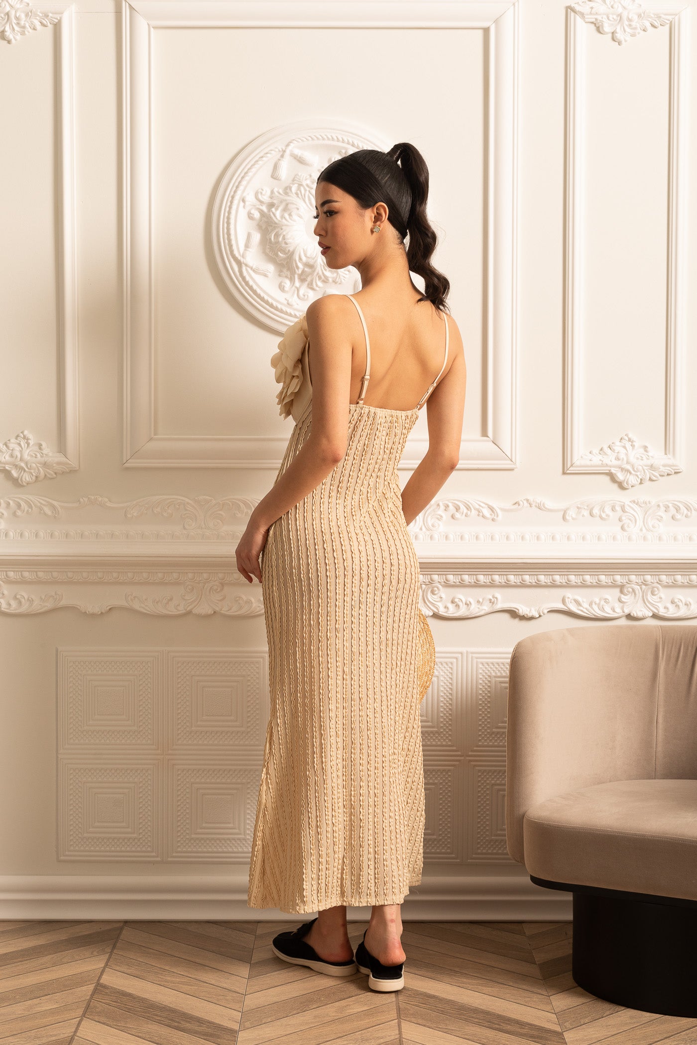 Rochie exotică cu ornamente florale supradimensionate pe piept - Bej 