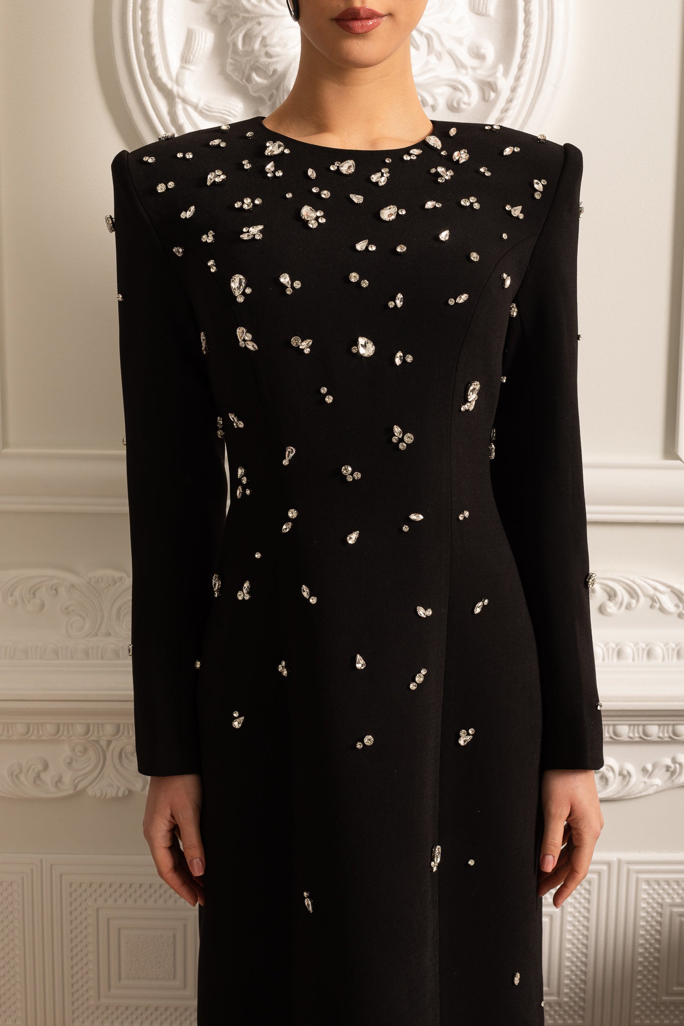 Rochie lungă elegantă cu ornamente sclipitoare - Negru 