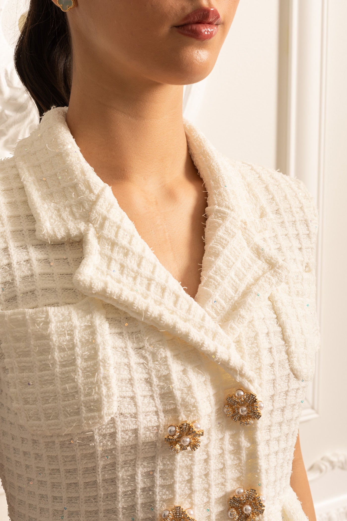 Rochie midi tricotată cu nasturi aurii și talie peplum - albă 