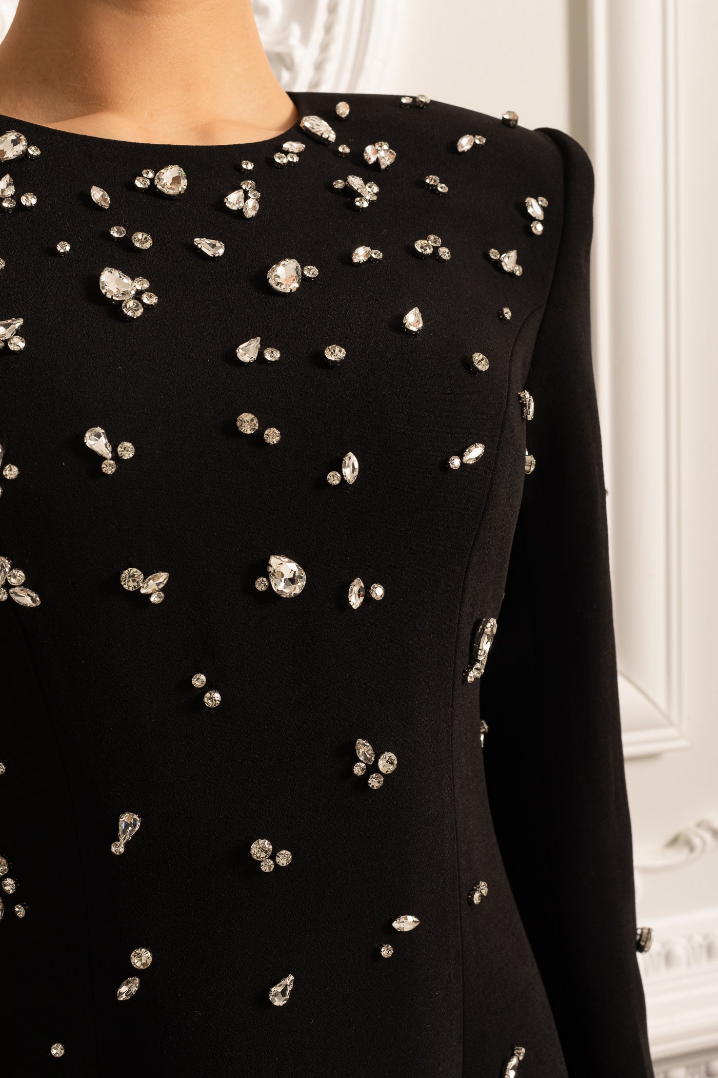 Rochie lungă elegantă cu ornamente sclipitoare - Negru 