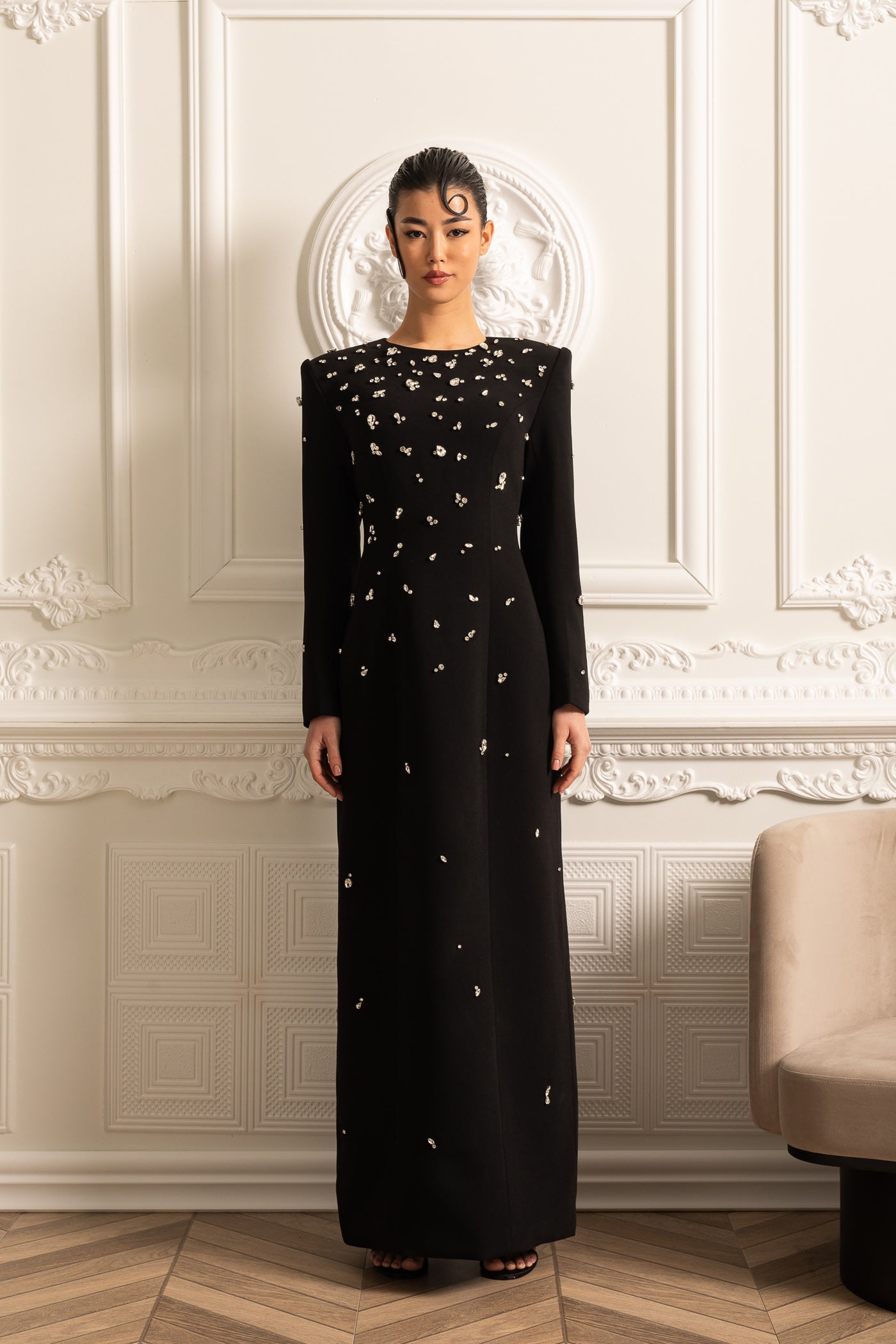 Rochie lungă elegantă cu ornamente sclipitoare - Negru 