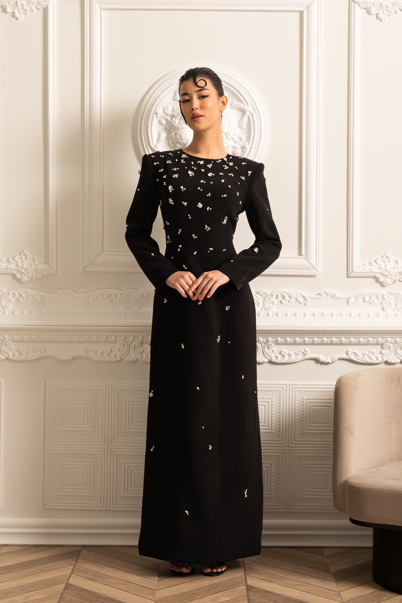 Rochie lungă elegantă cu ornamente sclipitoare - Negru 