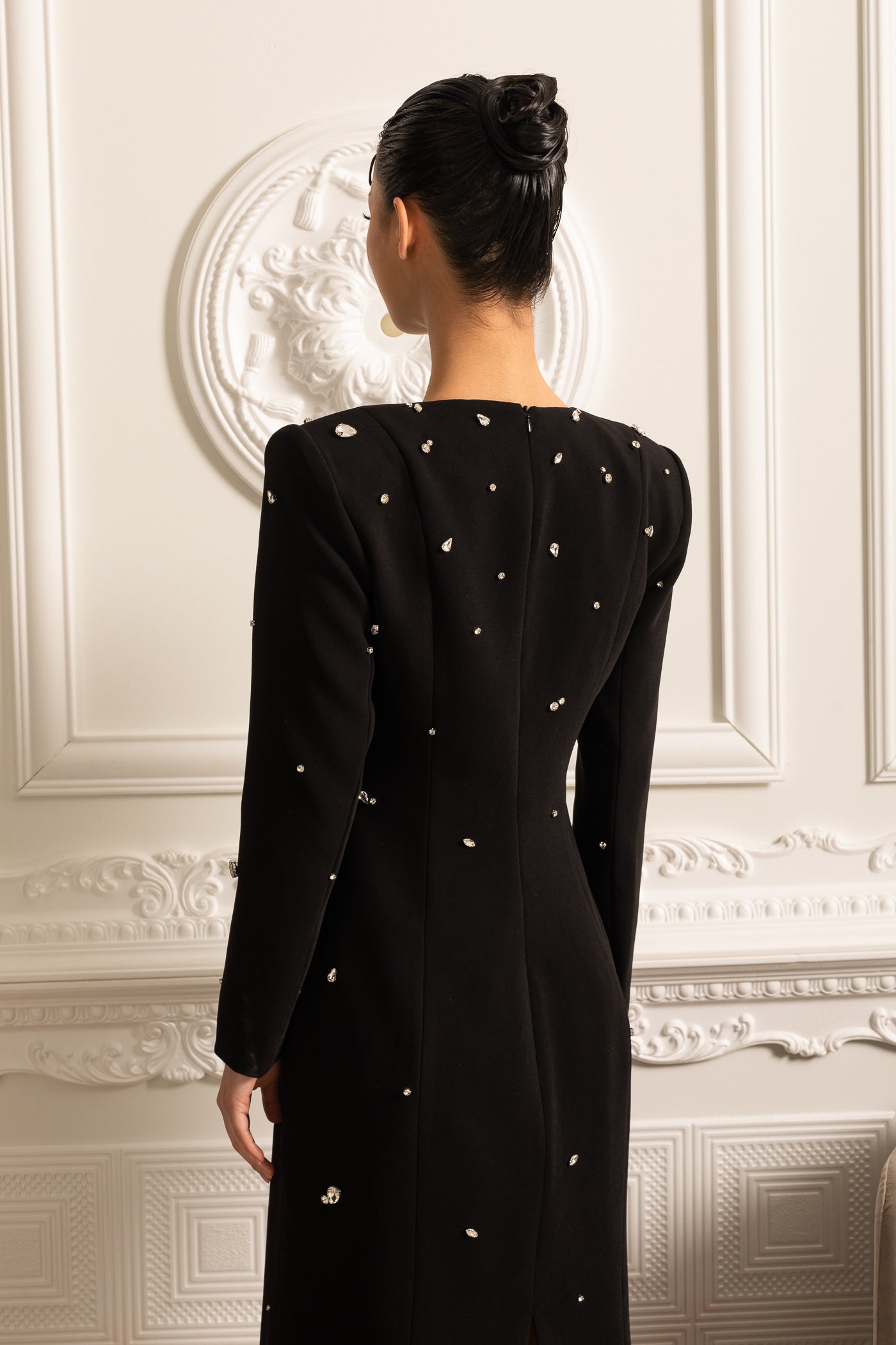Rochie lungă elegantă cu ornamente sclipitoare - Negru 
