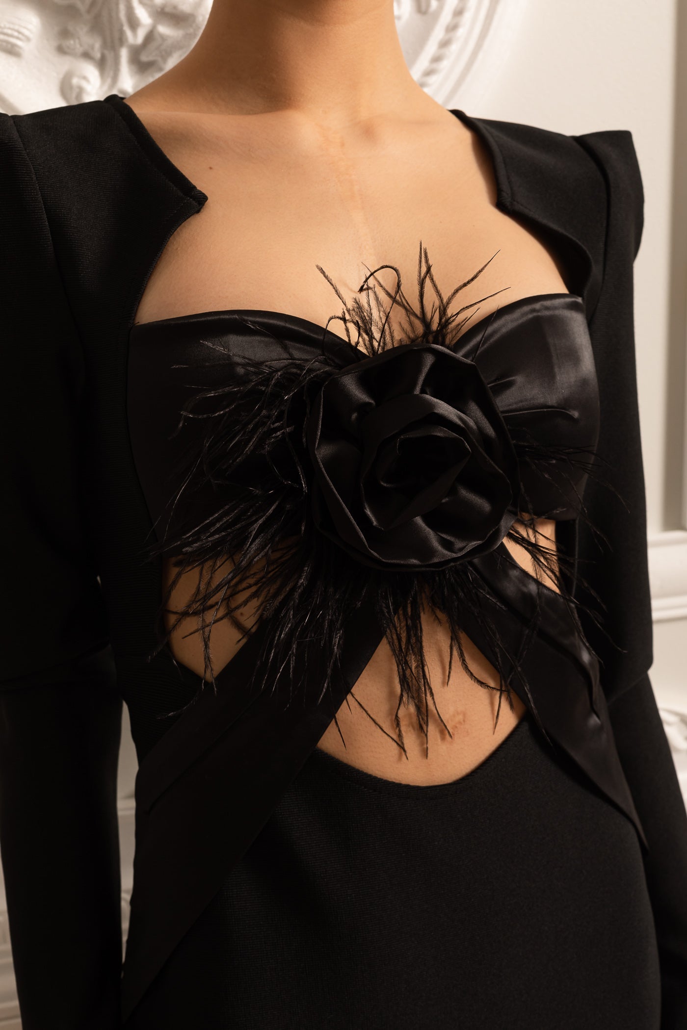 Rochie elegantă cu mâneci lungi, umeri structurați și decupaj frontal - Negru 