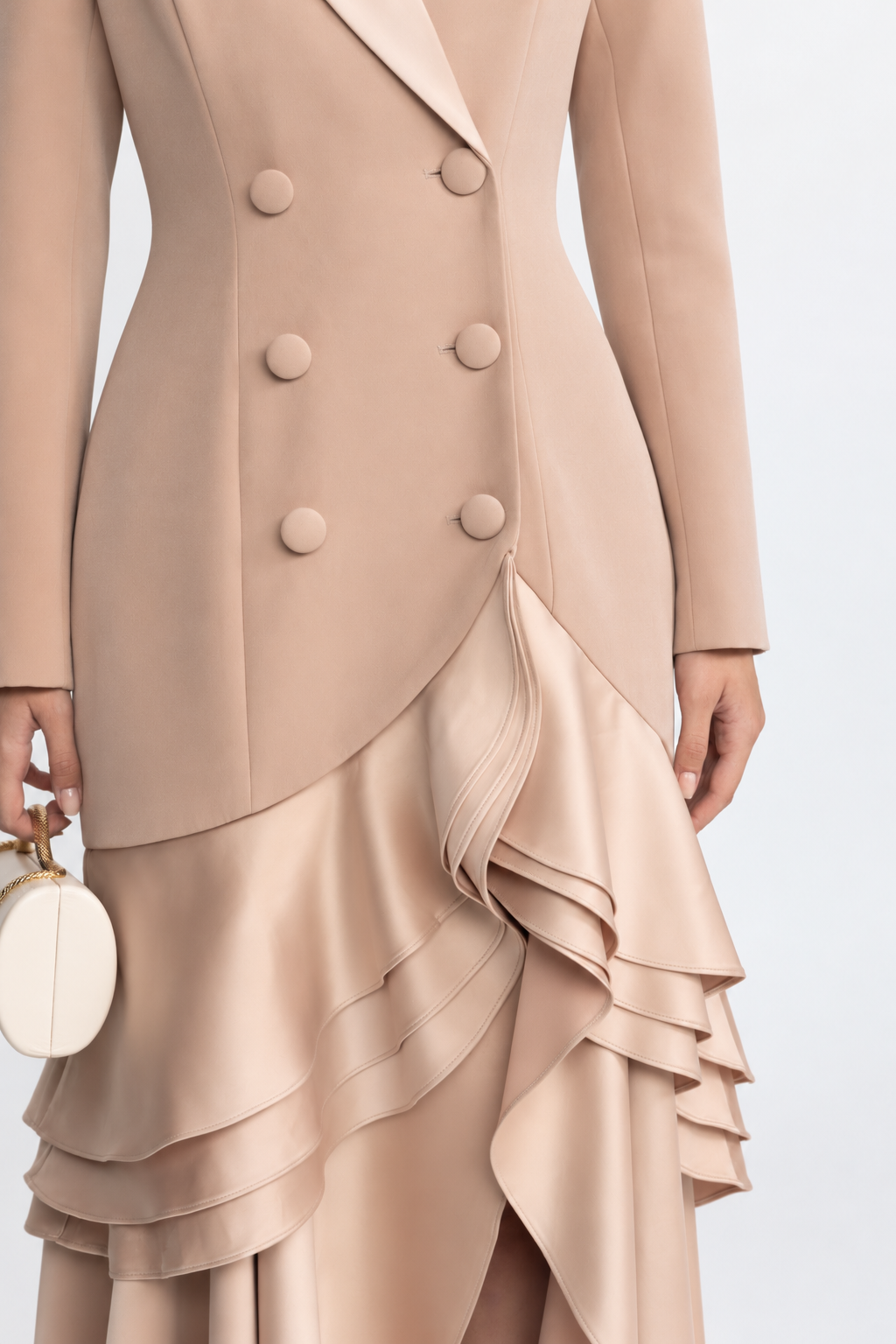Rochie maxi blazer bej cu două rânduri de nasturi, tiv cu volane și satin 
