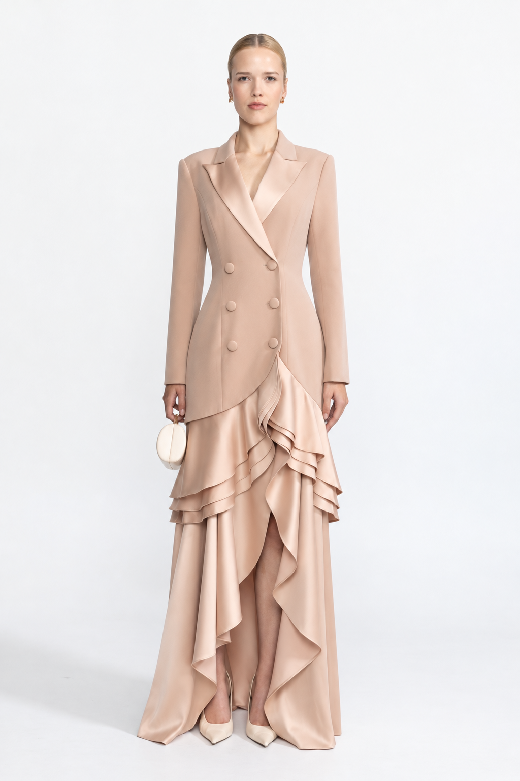 Rochie maxi blazer bej cu două rânduri de nasturi, tiv cu volane și satin 