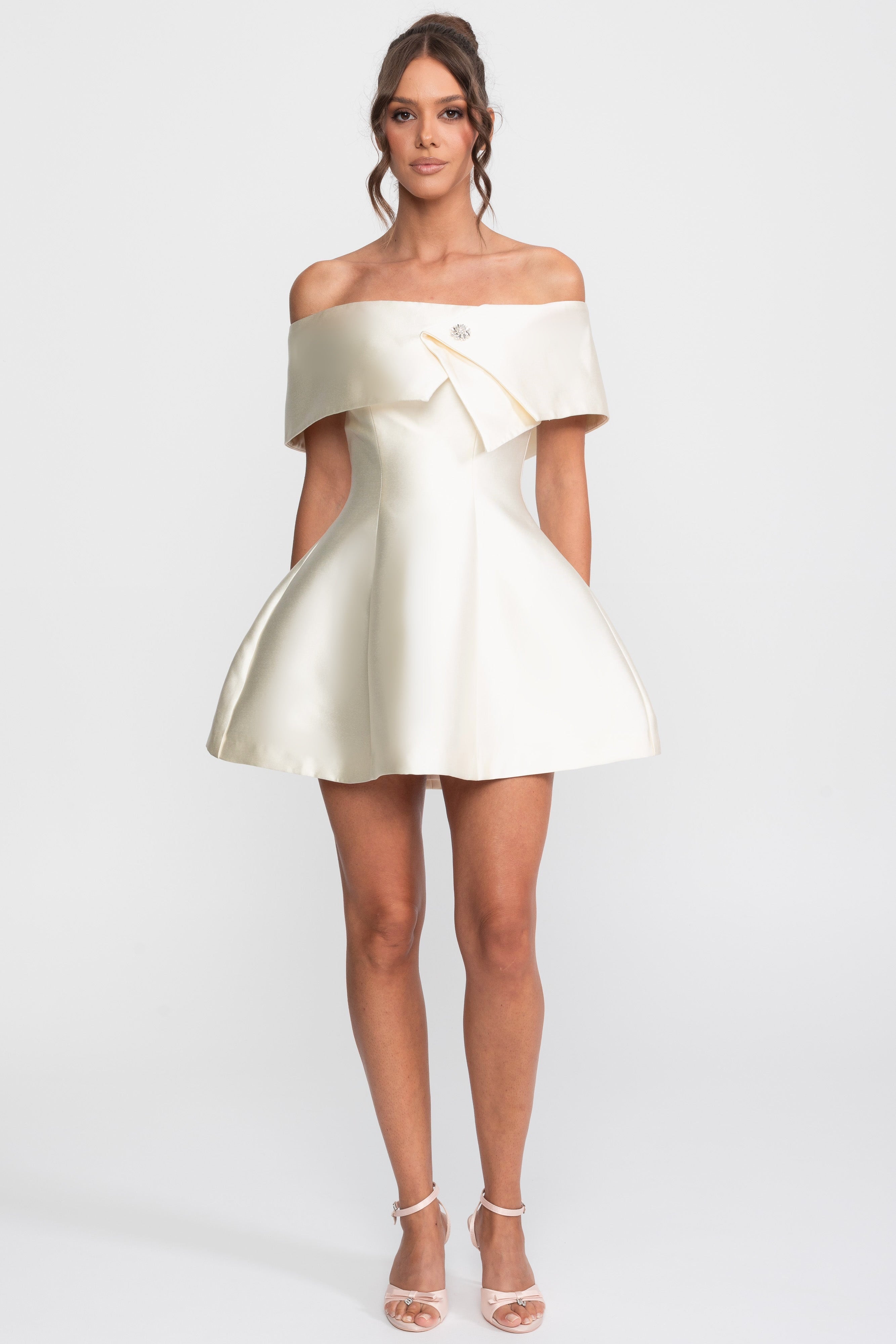 Rochie mini fit-and-flare cu umerii goi, cu broșă din cristale - Ivoire 