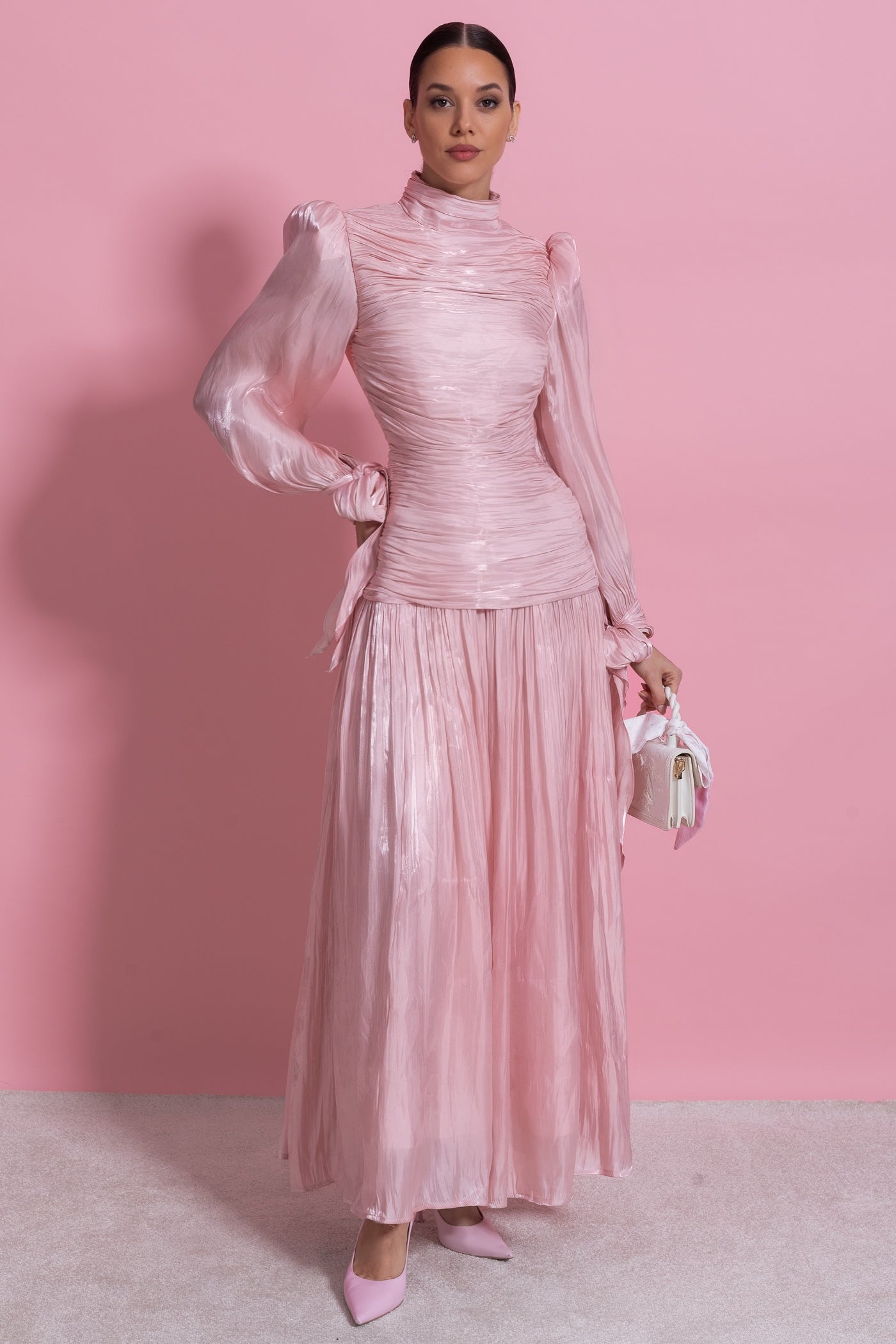 Rochie maxi cu mâneci lungi drapate și fustă plisată - Blush Pink 