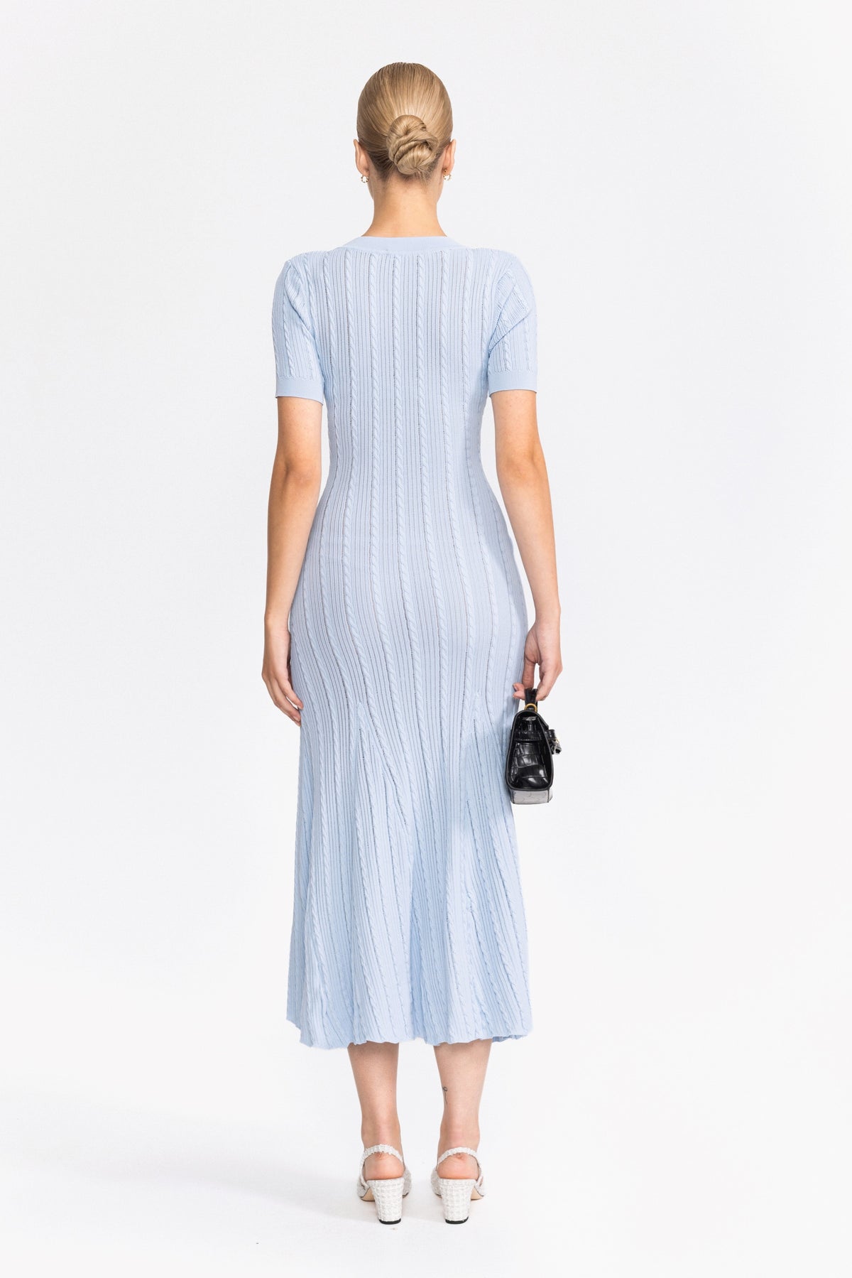 Rochie midi din tricot cu model cablu și nasturi-bijuterie - albastru deschis 